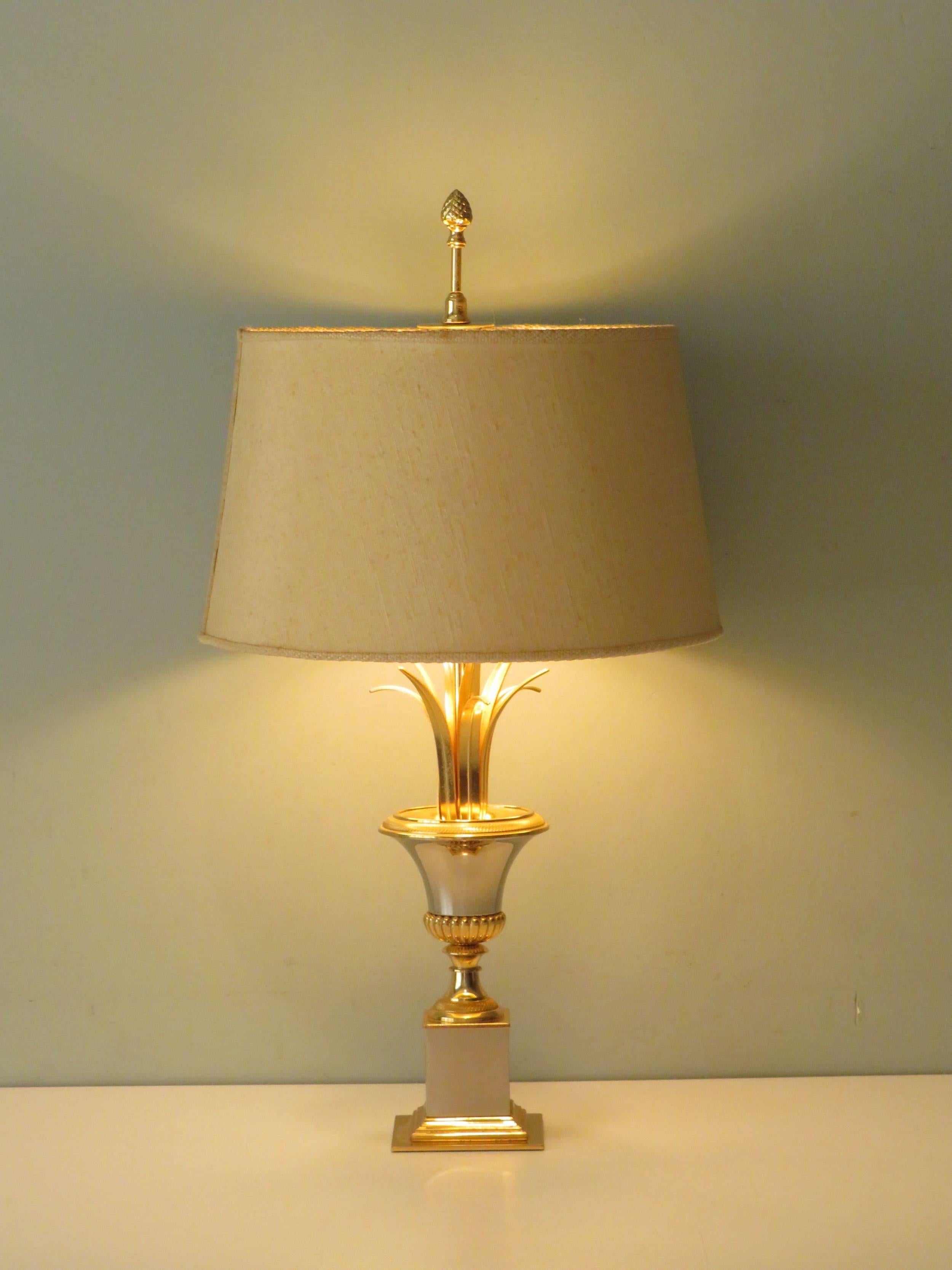 This very elegant silver and gold metal lamp in the style of Maison Jansen and Maison Charles equipped with 2 E 14 fittings.
When delivered to the US, a plug conforming to the American network will be supplied.