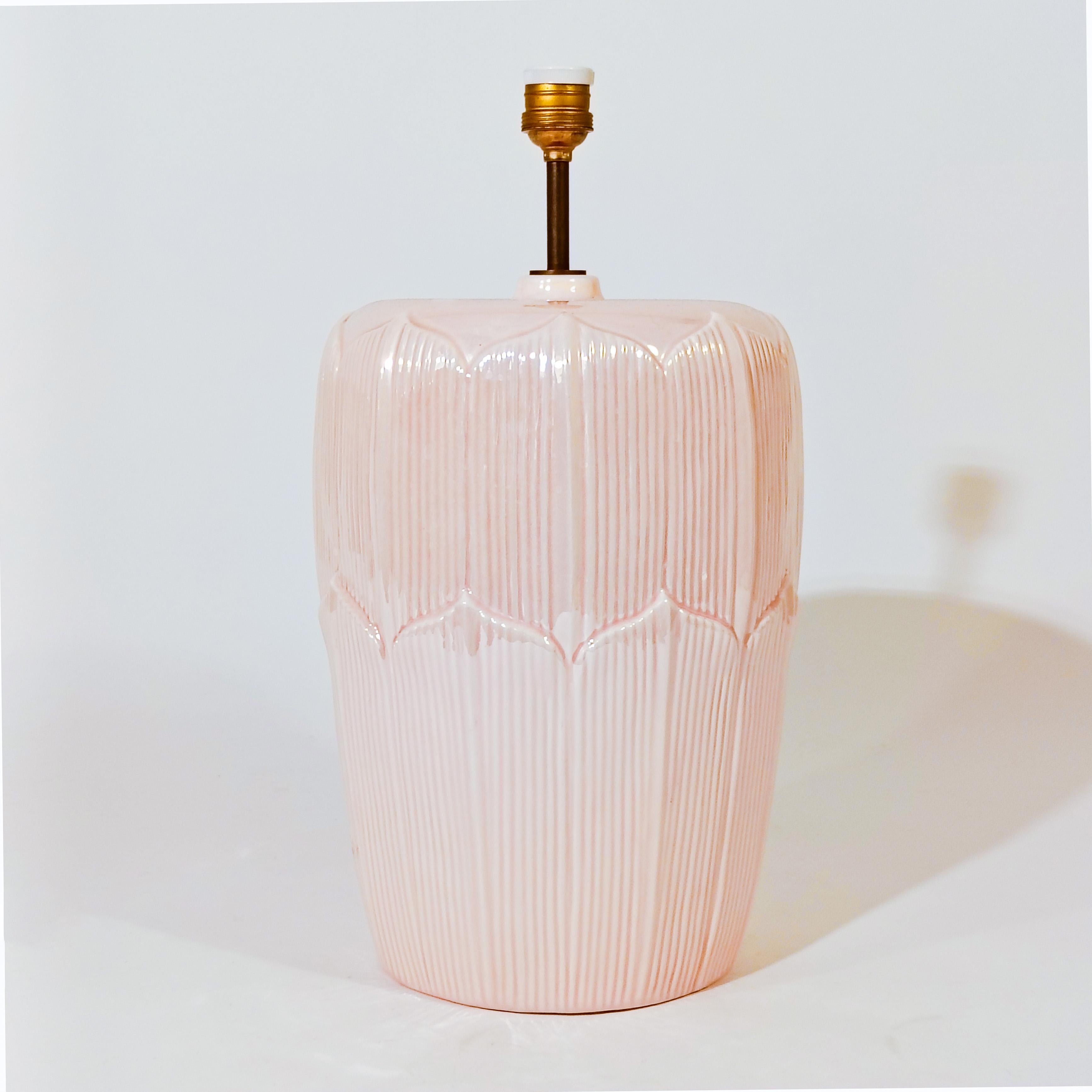 Lampe de table en céramique à feuilles de palmier par Bondia, Espagne, années 1960. En céramique émaillée de couleur rose pâle et légèrement irisée. Structure en laiton. Les styles post-moderne, Côte d'Azur et Palm Beach, avec un certain air de