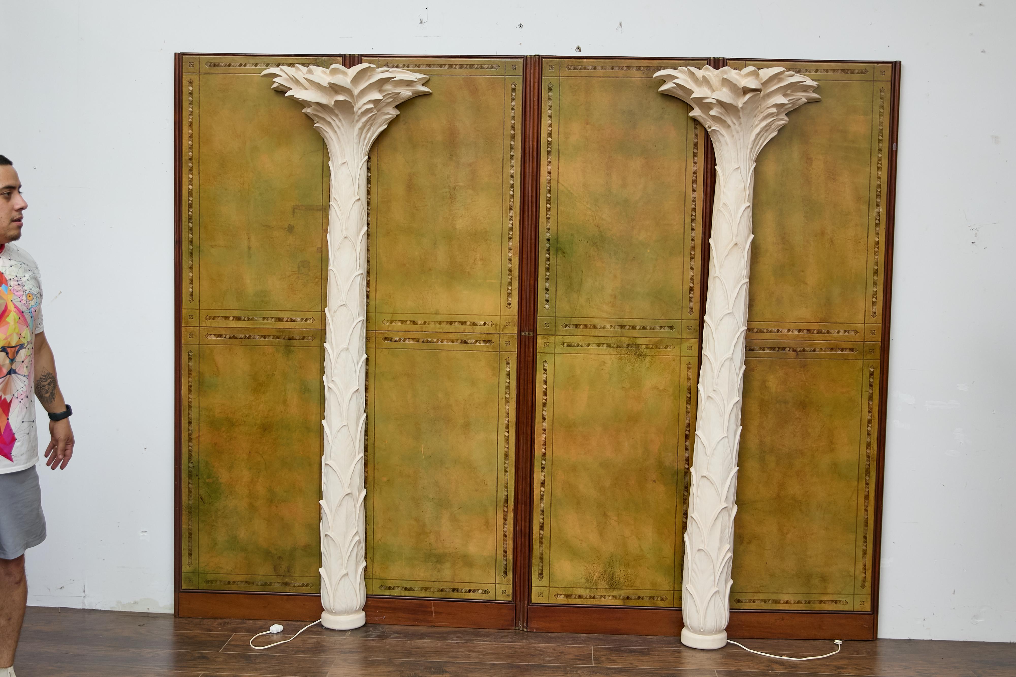 Un par de antorchas de pared con forma de palmera inspiradas en la Dorothy Draper de la Regencia de Hollywood, de mediados de siglo, cableadas para EE.UU. Este llamativo par de antorchas de pared del periodo de mediados de siglo, inspiradas en la