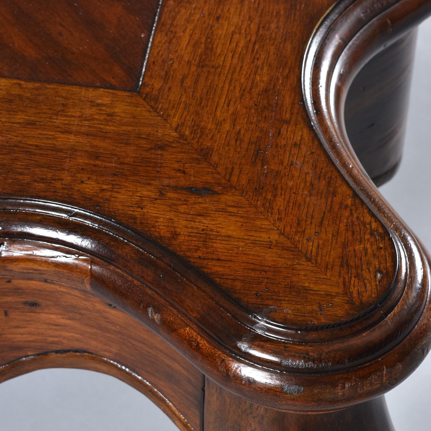 Hollywood Regency Mesa de centro de madera de cerezo con borde festoneado y patas cabriolé en venta 3