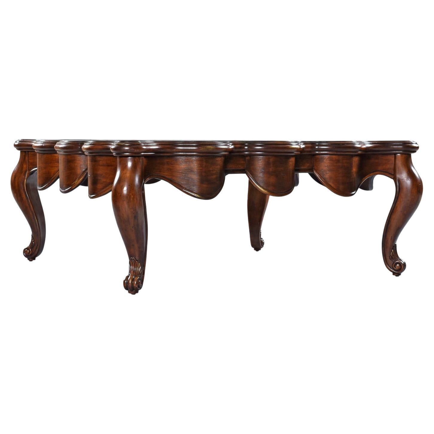 Esta colosal mesa de centro con tapa de parquet en relieve es una armoniosa mezcla de los estilos Hollywood Regency, Eduardiano y Chinoiserie.  
