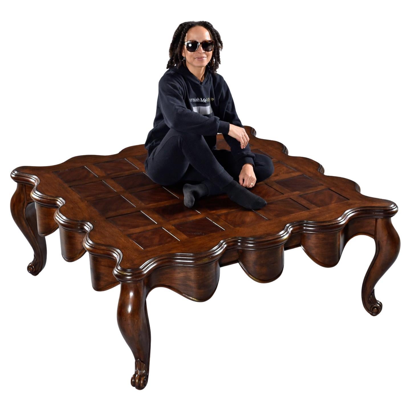 Hollywood Regency Mesa de centro de madera de cerezo con borde festoneado y patas cabriolé Regencia de Hollywood en venta