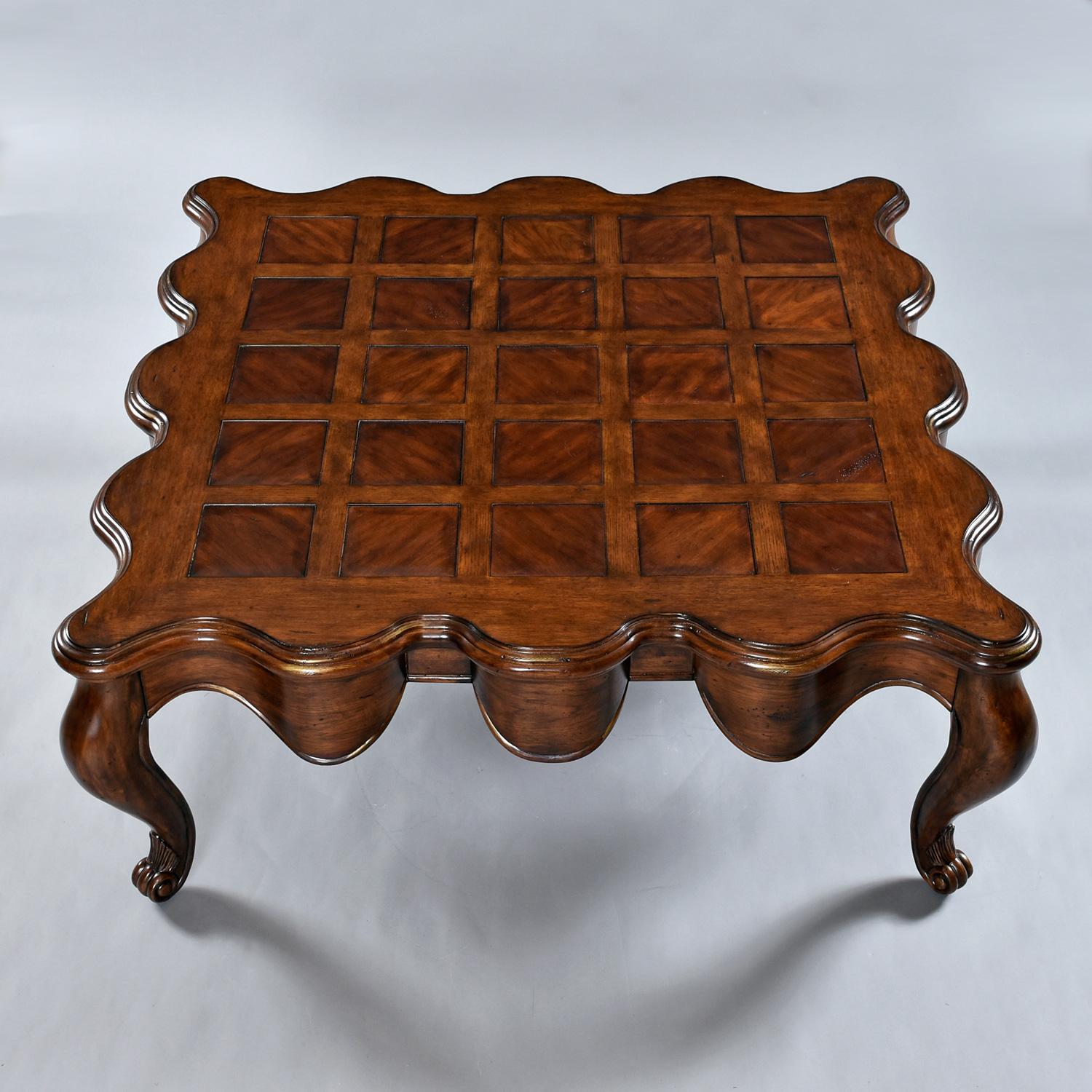 Hollywood Regency Mesa de centro de madera de cerezo con borde festoneado y patas cabriolé en Excelente estado para la venta en Chattanooga, TN