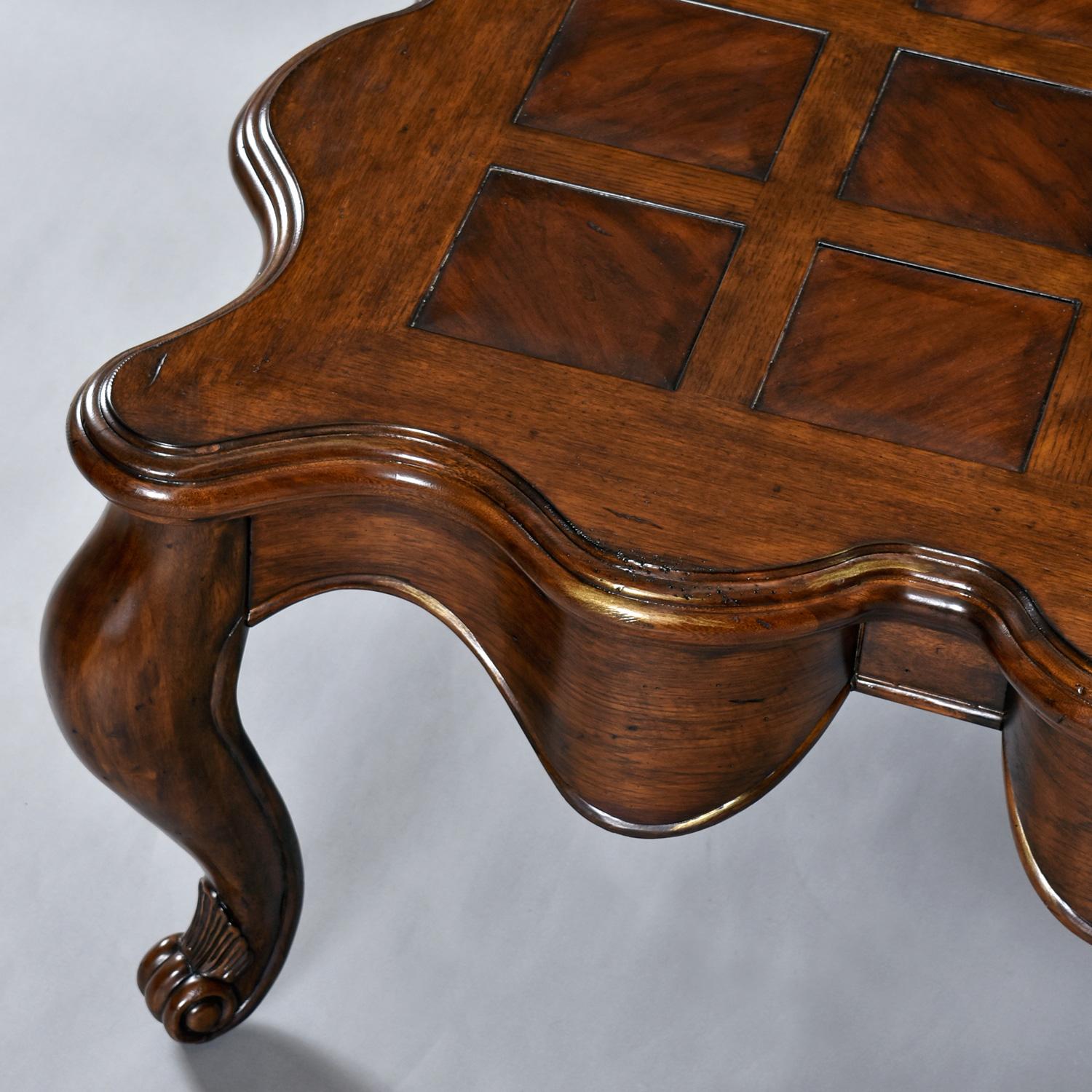 Hollywood Regency Mesa de centro de madera de cerezo con borde festoneado y patas cabriolé Madera dura en venta