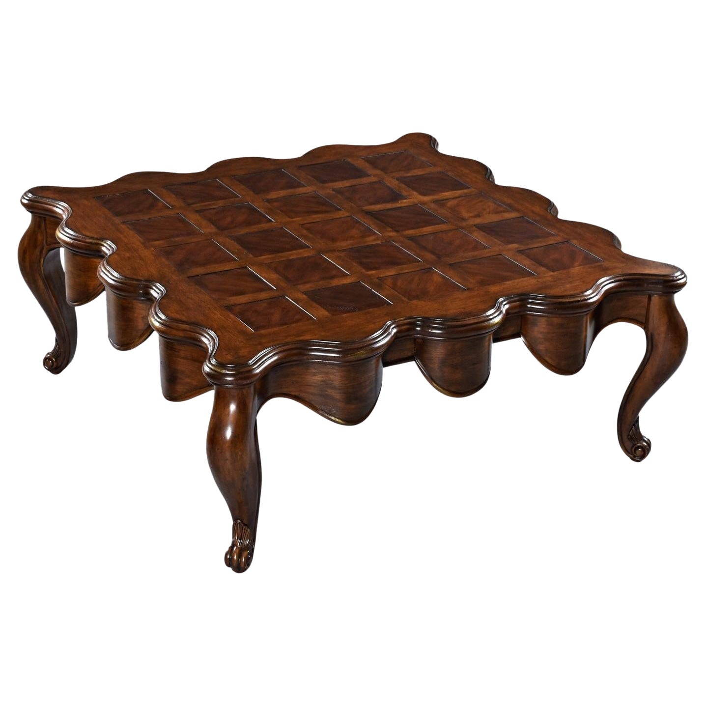 Table basse à pieds cabriole en bois de cerisier à bord festonné Hollywood Regency