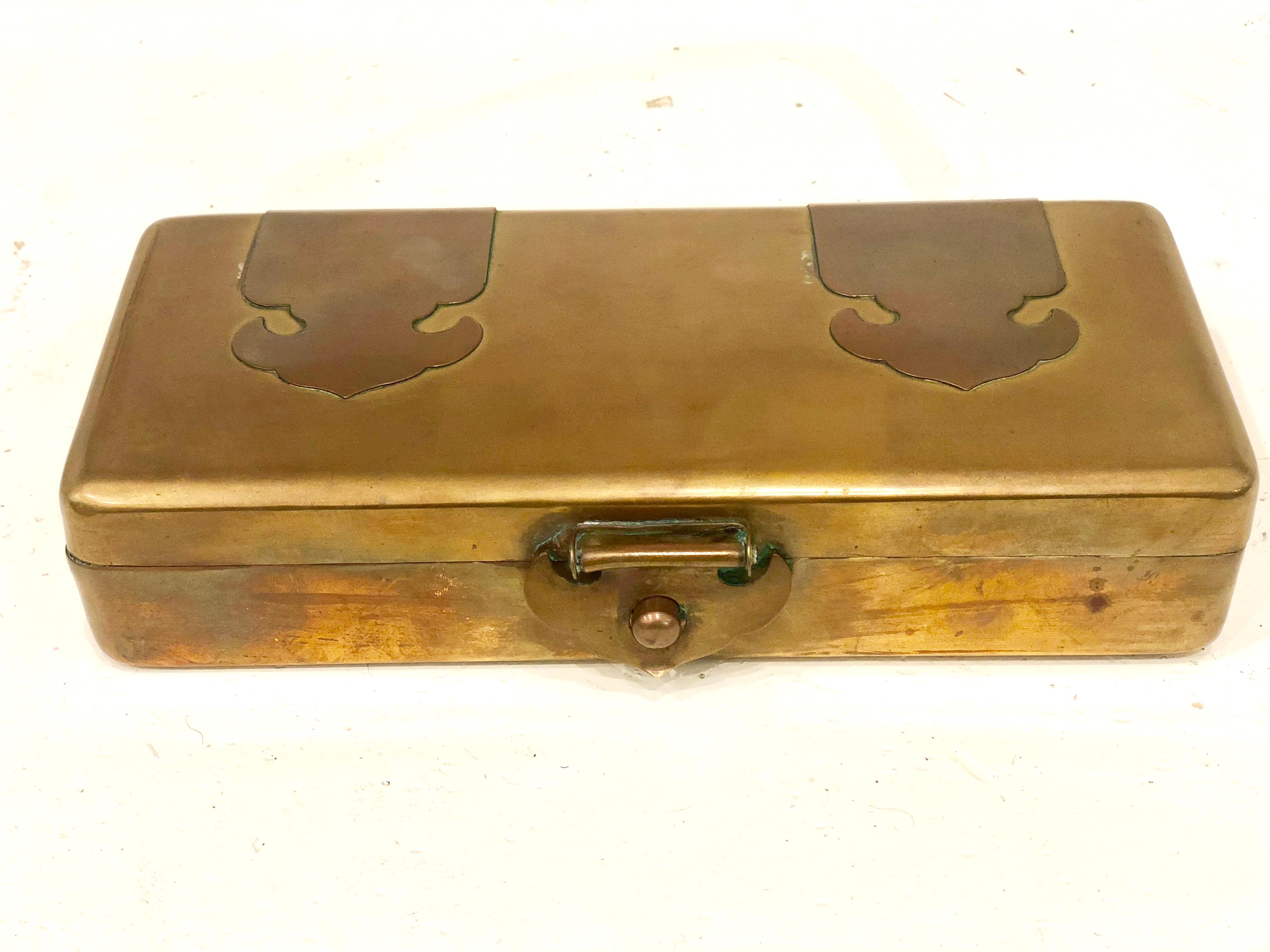 Boîte à bijoux Hollywood Regency en laiton patiné et cuivre fabriquée à Hong Kong Bon état - En vente à San Diego, CA