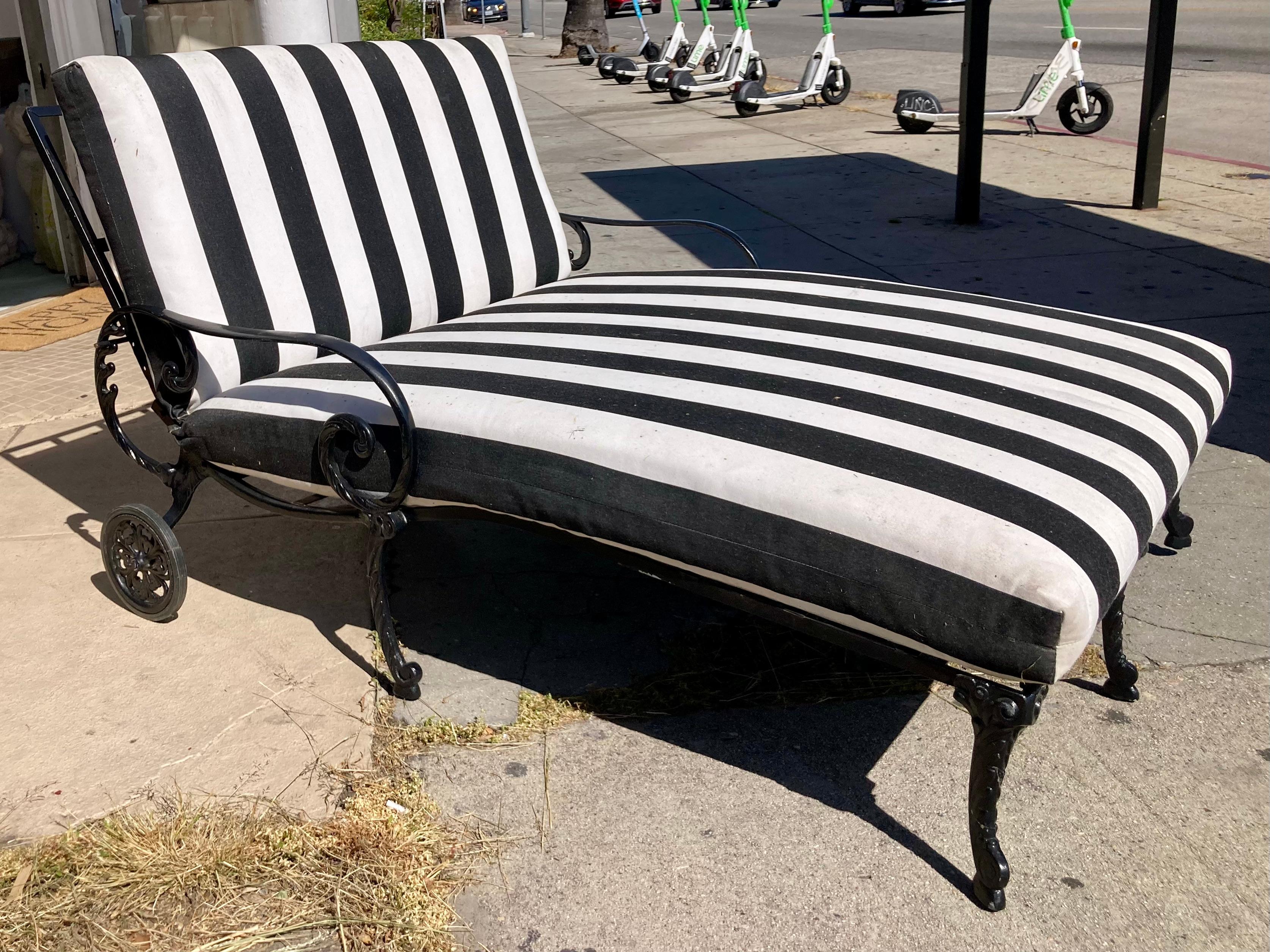 Hollywood Regency Patio 2-Person Double Chaise In Good Condition For Sale In Los Angeles, CA