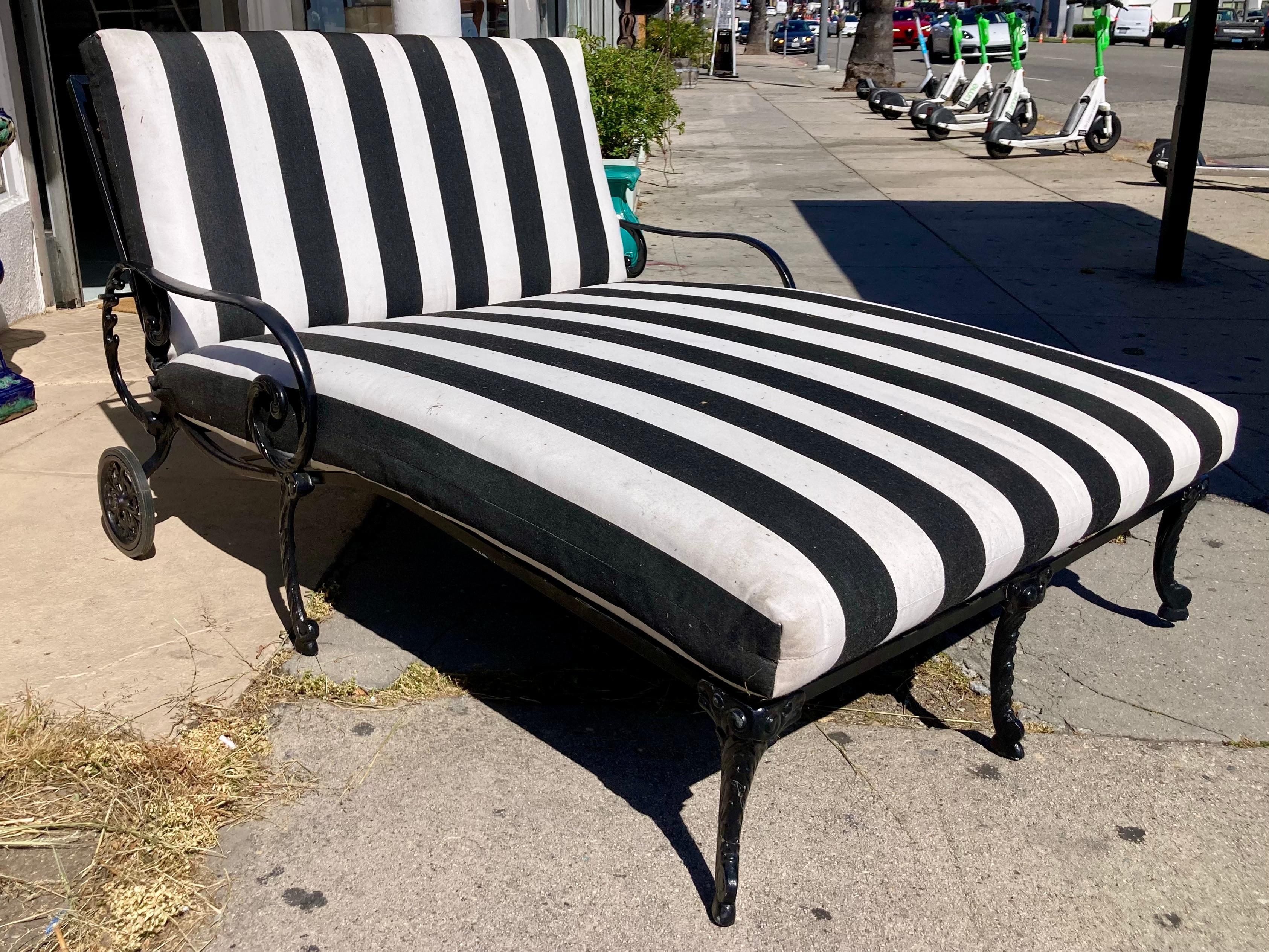 Mid-20th Century Hollywood Regency Patio 2-Person Double Chaise For Sale