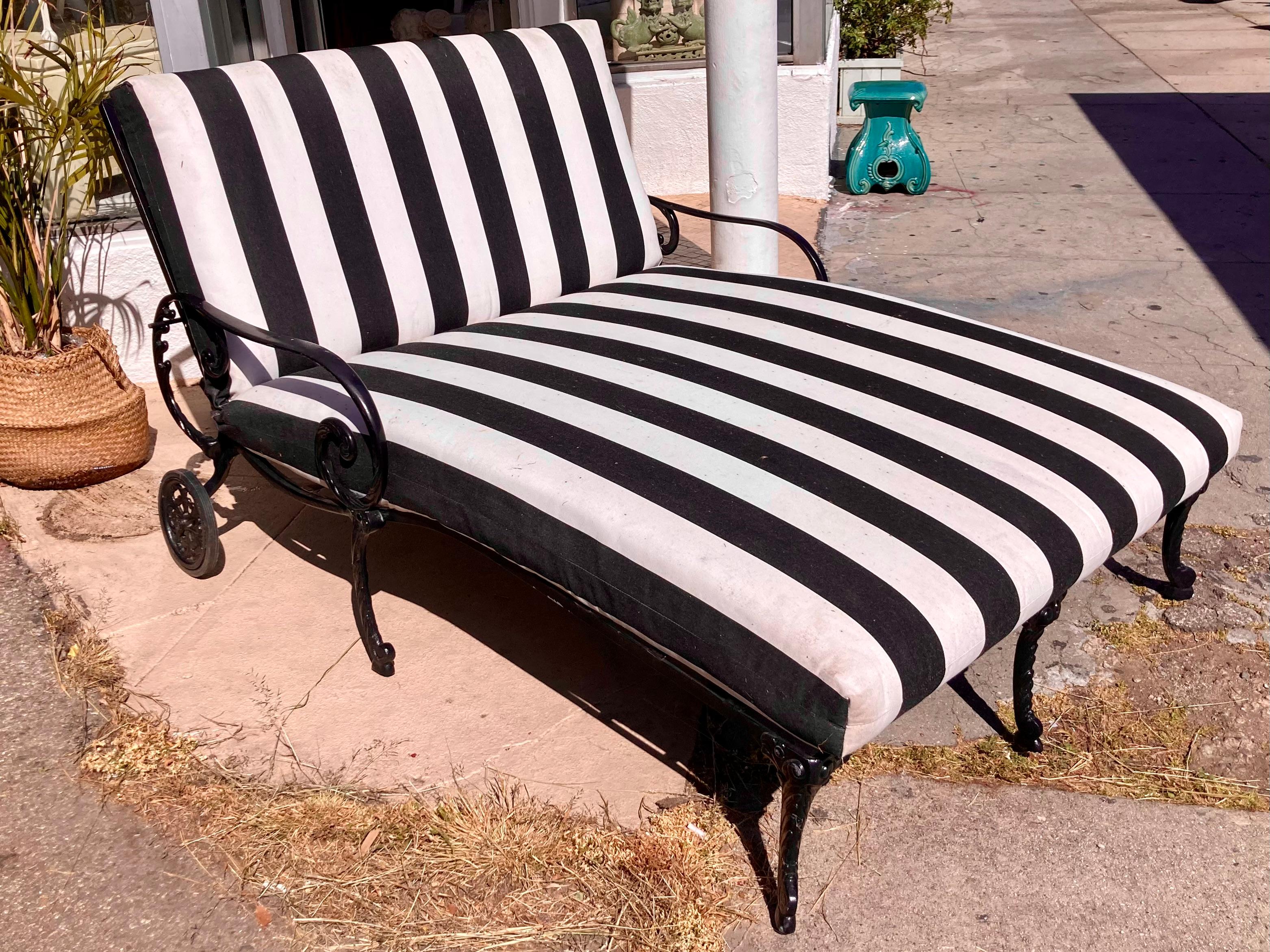 Metal Hollywood Regency Patio 2-Person Double Chaise For Sale