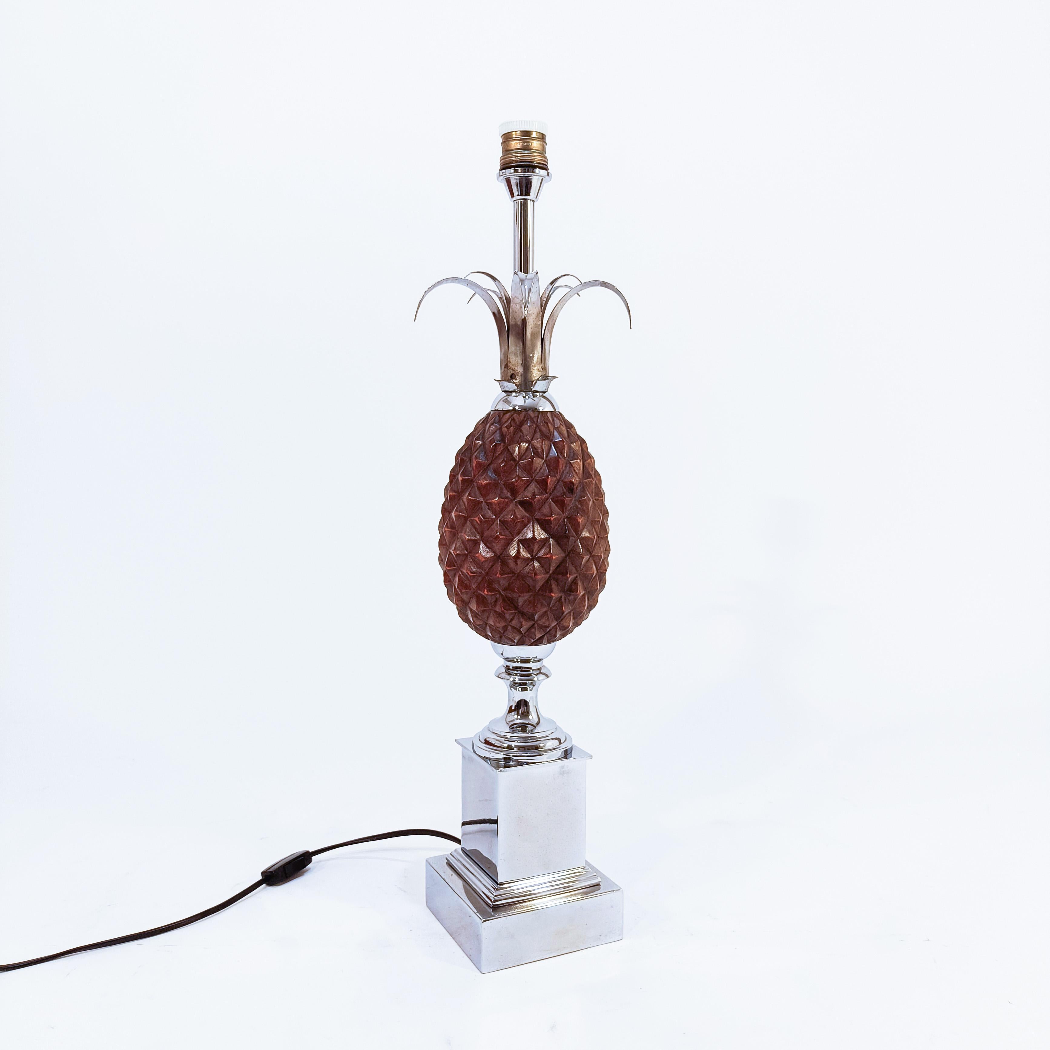 Large Hollywood Regency table lamp by Maison Charles, France, 1960s. Silver chrome metal base in the shape of a pedestal holding a hand-carved and varnished walnut wood pineapple, above which there are its leaves in silver chrome metal and the lamp