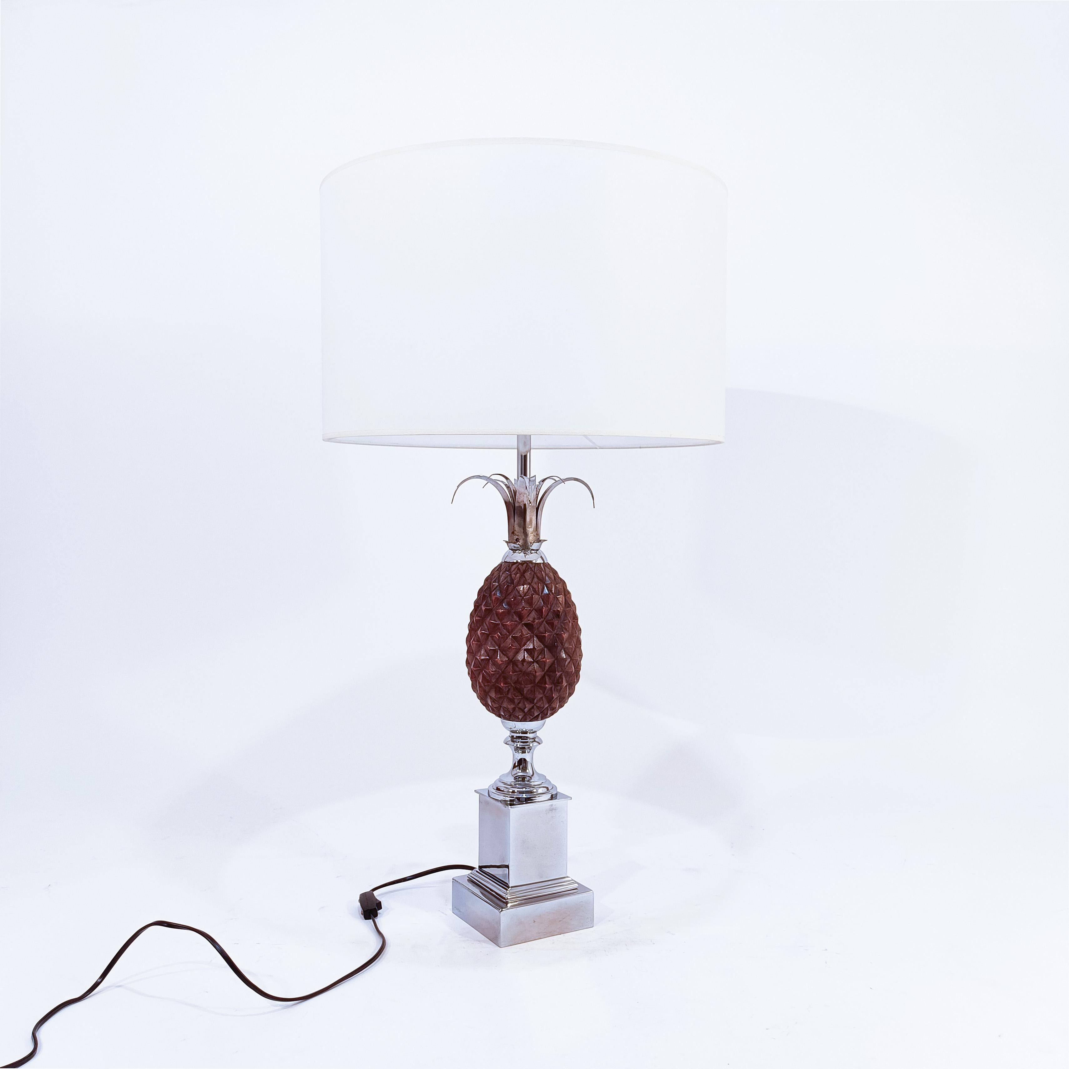 Hand-Carved Hollywood Regency. Pineapple table lamp by Maison Charles, France, 1960s For Sale