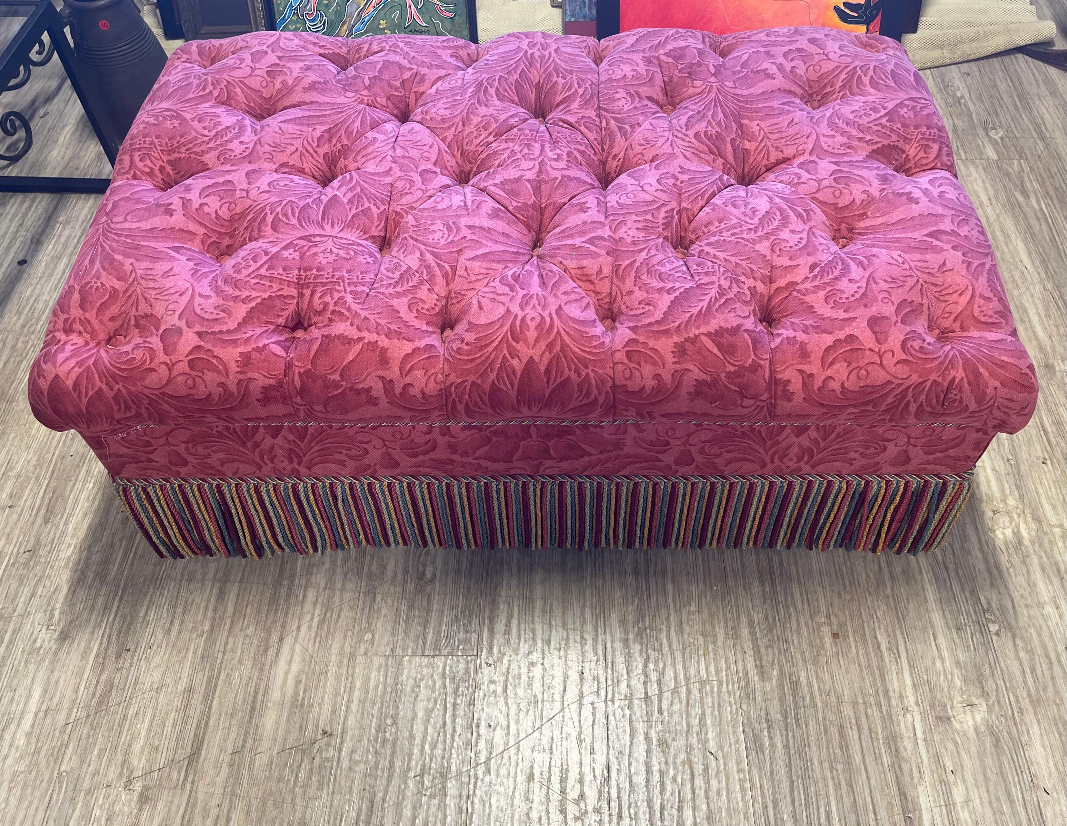 Banquette rose matelassée Hollywood Regency avec franges Bon état - En vente à Boca Raton, FL