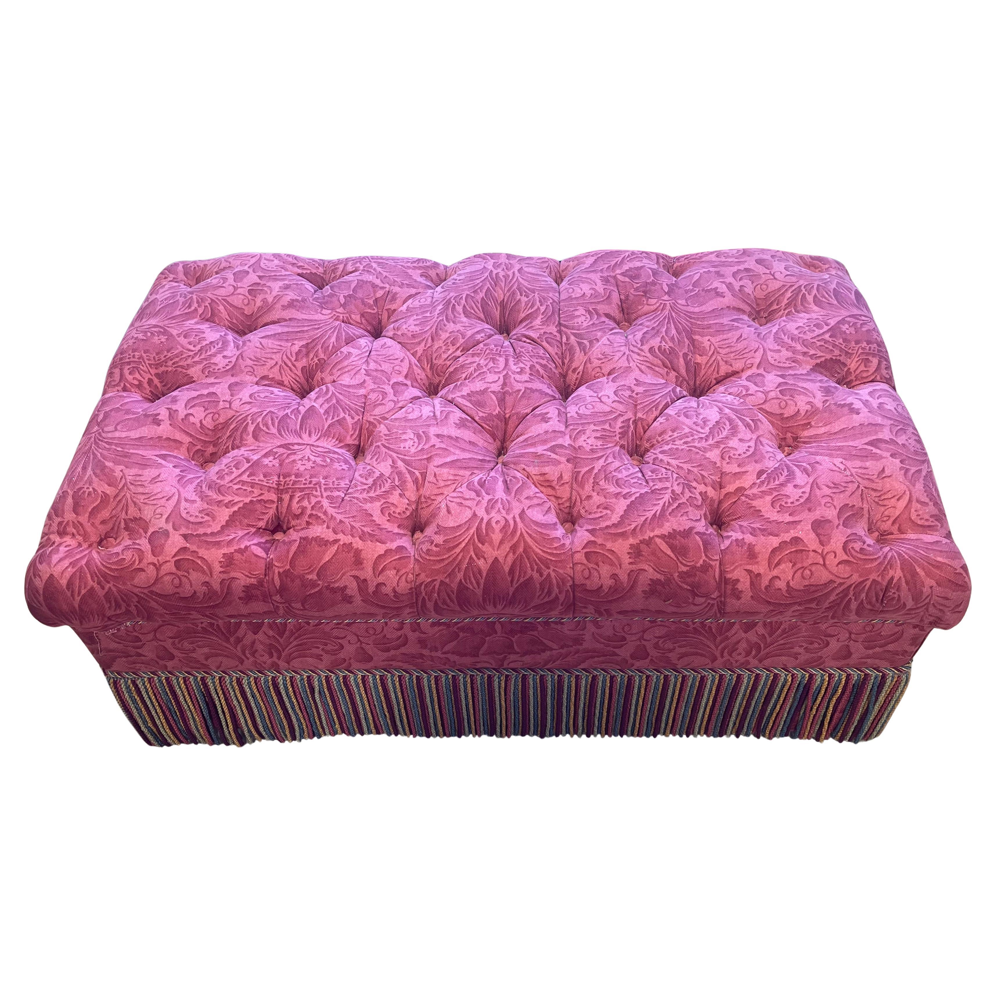 Banquette touffetée Hollywood Regency en rose avec de longues franges.