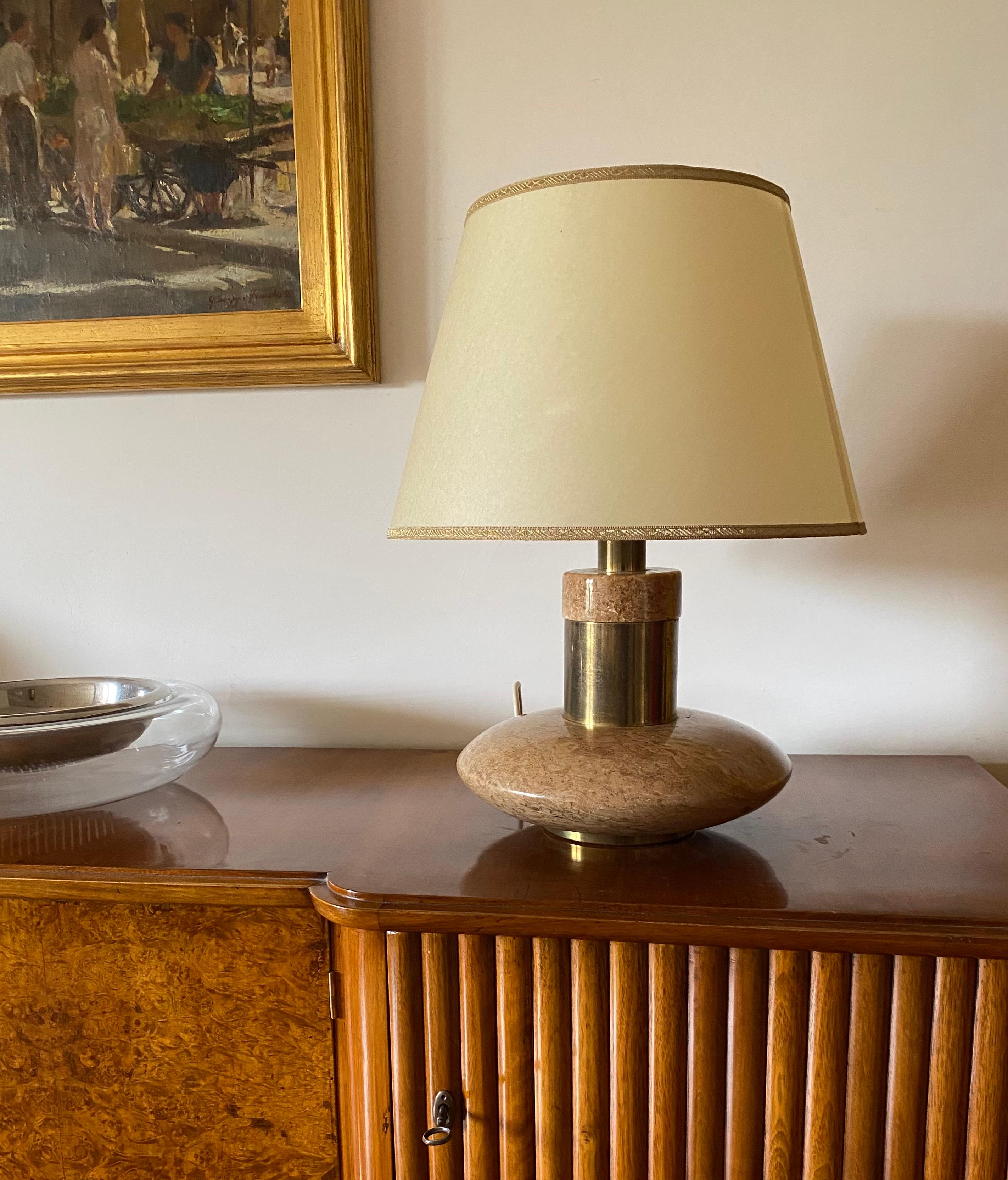 Hollywood regency pink granite and brass table lamp base, Italy 1970 ca. In Excellent Condition For Sale In Firenze, IT