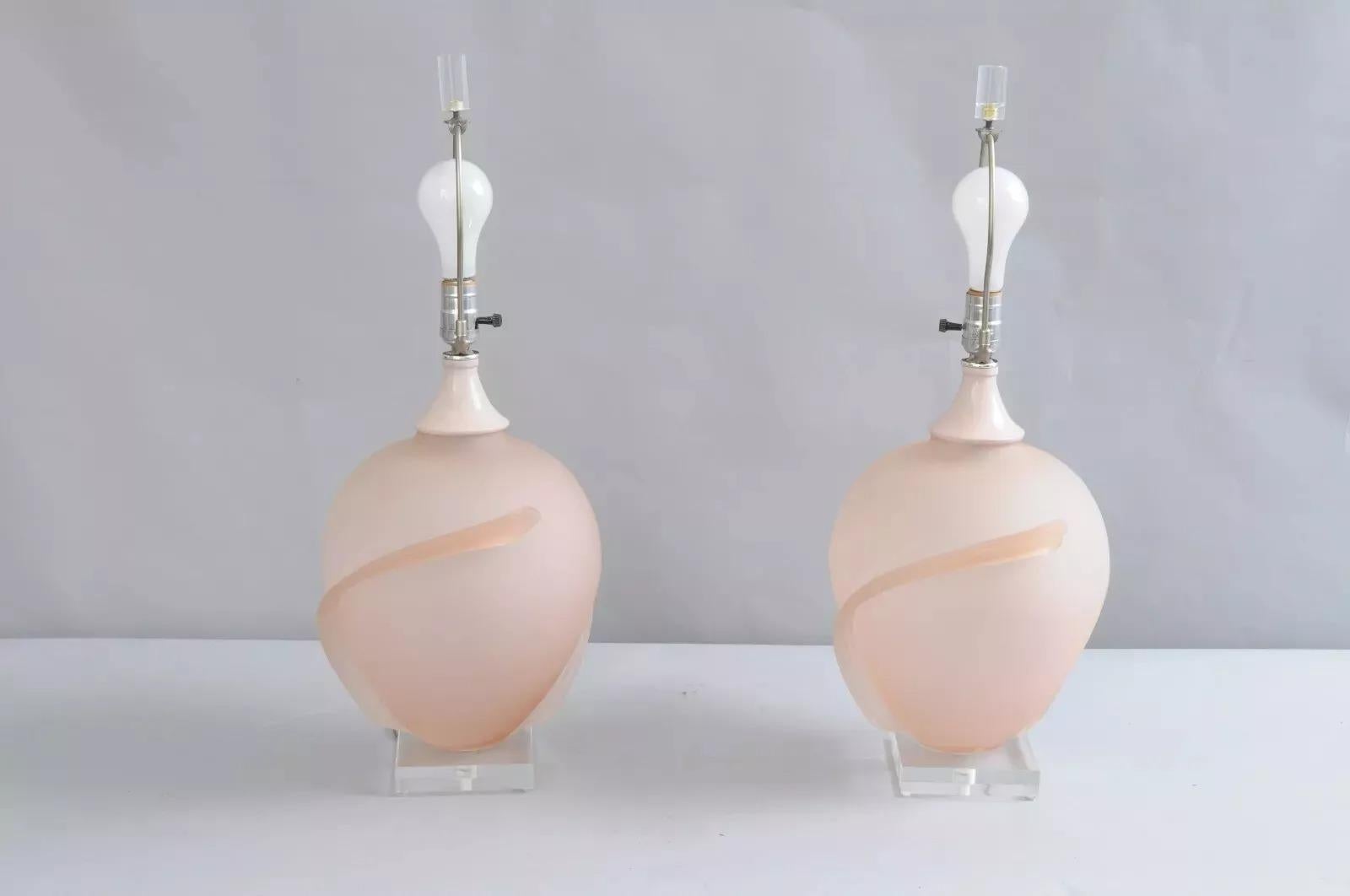 Paire de lampes de bureau Hollywood Regency en verre dépoli rose avec base en lucite en vente 4