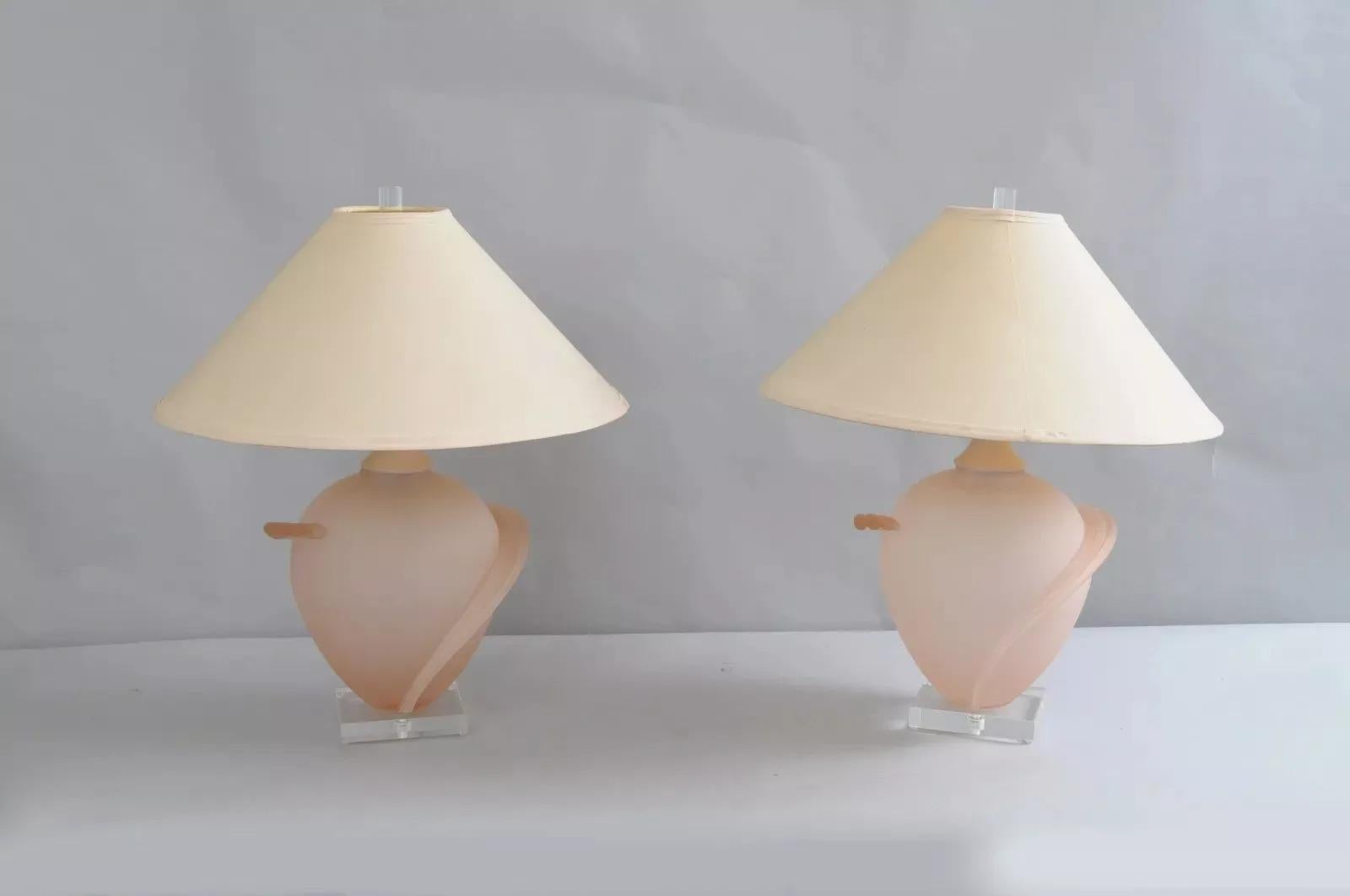 Paire de lampes de bureau Hollywood Regency en verre dépoli rose avec base en lucite en vente 5