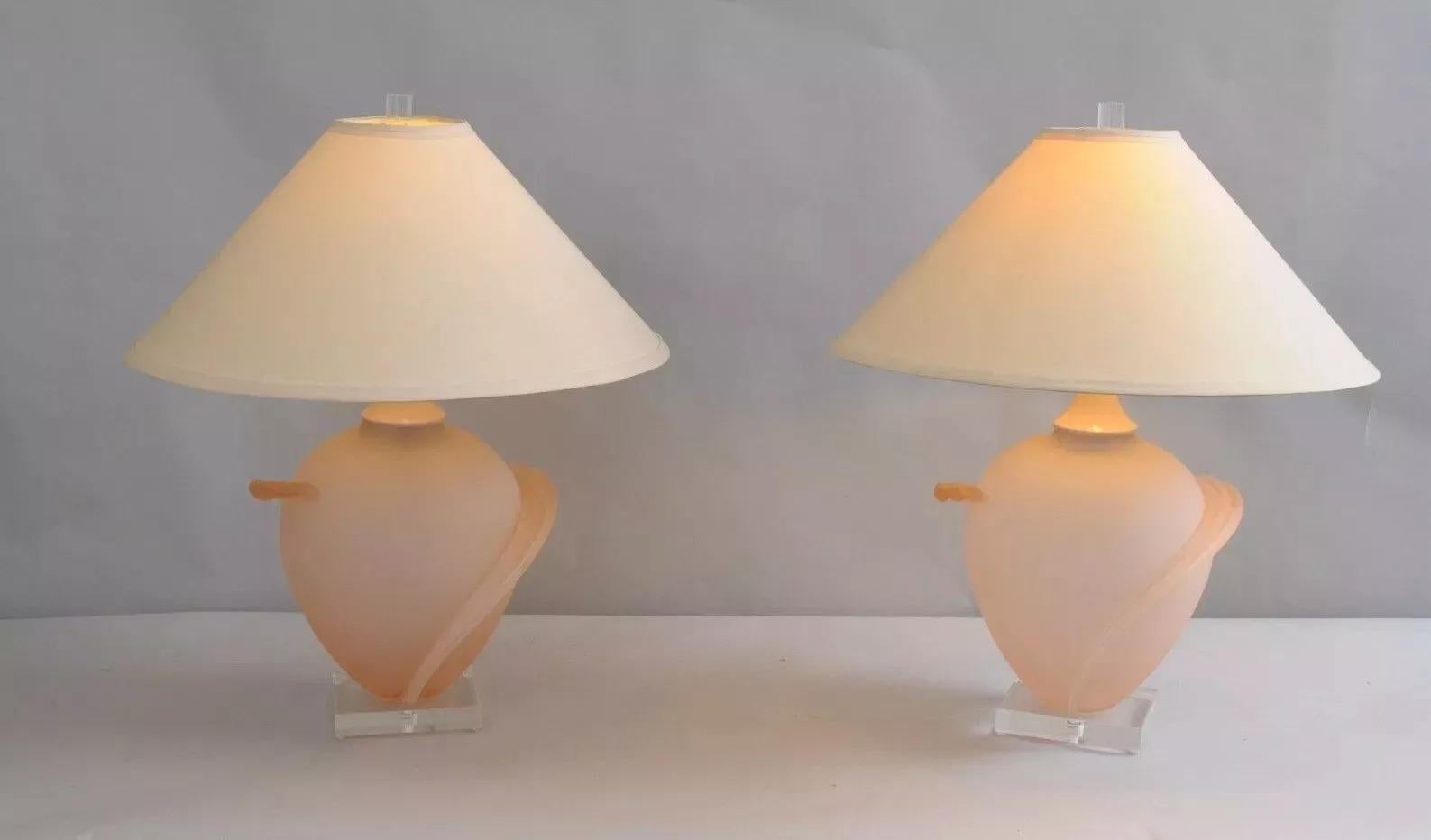 Vintage Hollywood Regency Lampes de table en verre dépoli rose satiné avec base en lucite - une paire. Fin du 20e siècle. Dimensions : 26