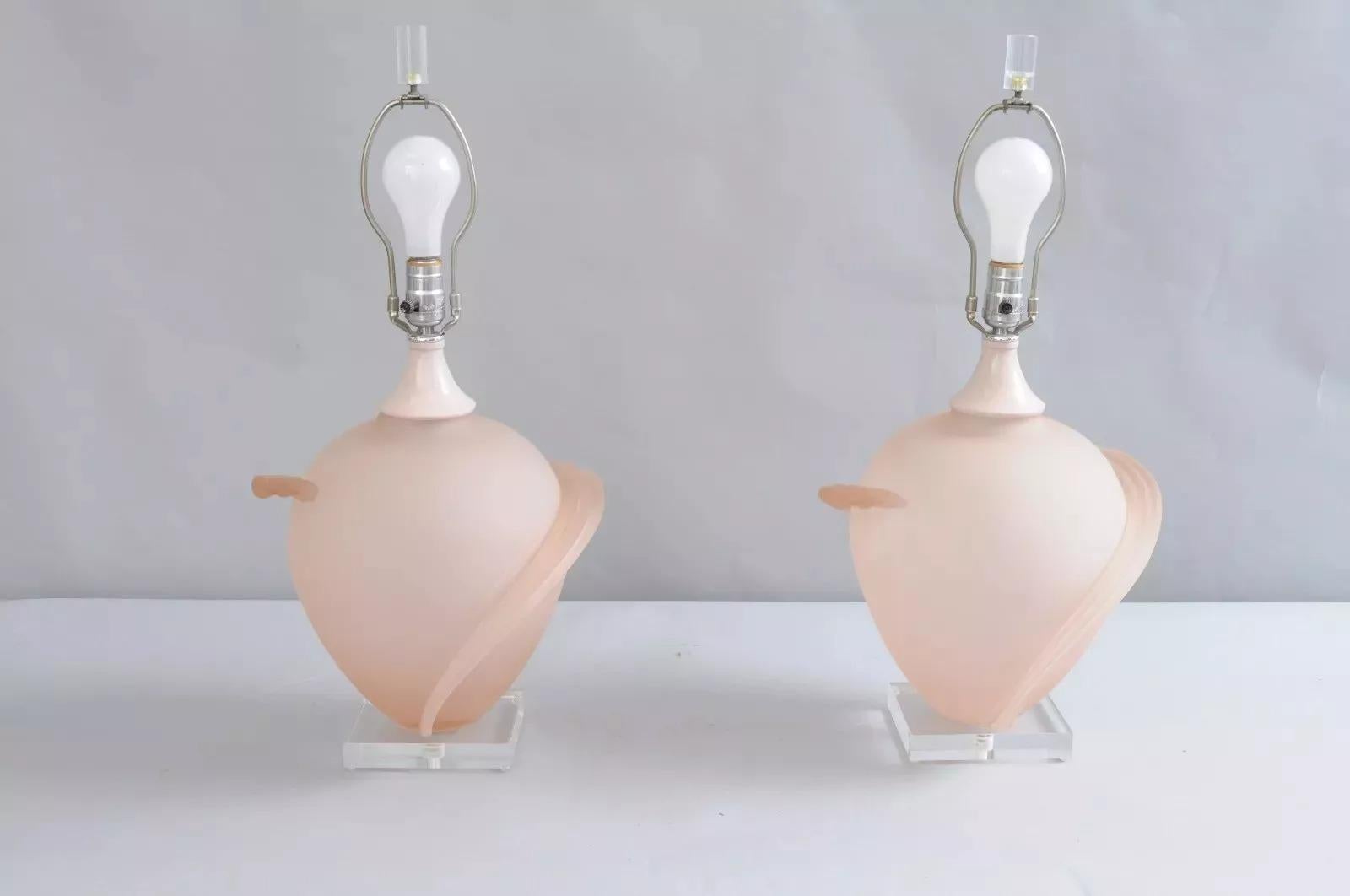 Inconnu Paire de lampes de bureau Hollywood Regency en verre dépoli rose avec base en lucite en vente