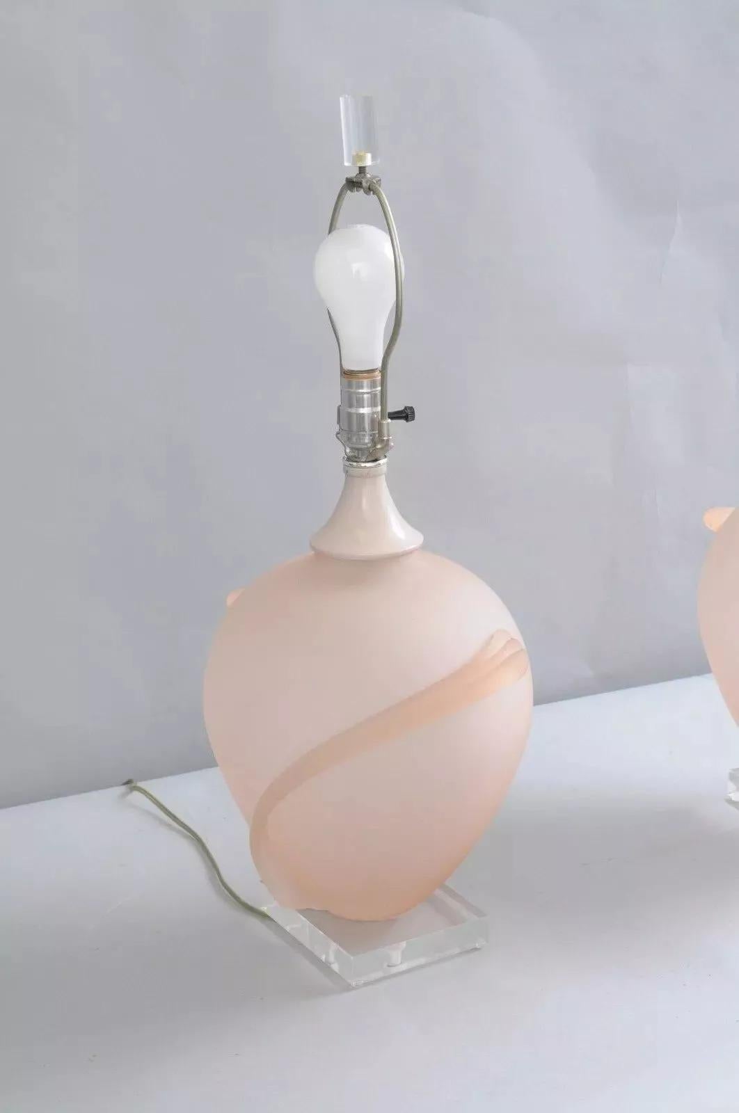 Paire de lampes de bureau Hollywood Regency en verre dépoli rose avec base en lucite Bon état - En vente à Philadelphia, PA