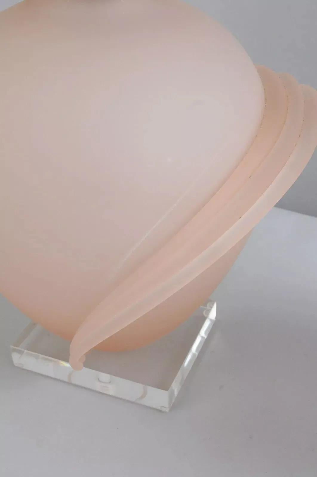 20ième siècle Paire de lampes de bureau Hollywood Regency en verre dépoli rose avec base en lucite en vente