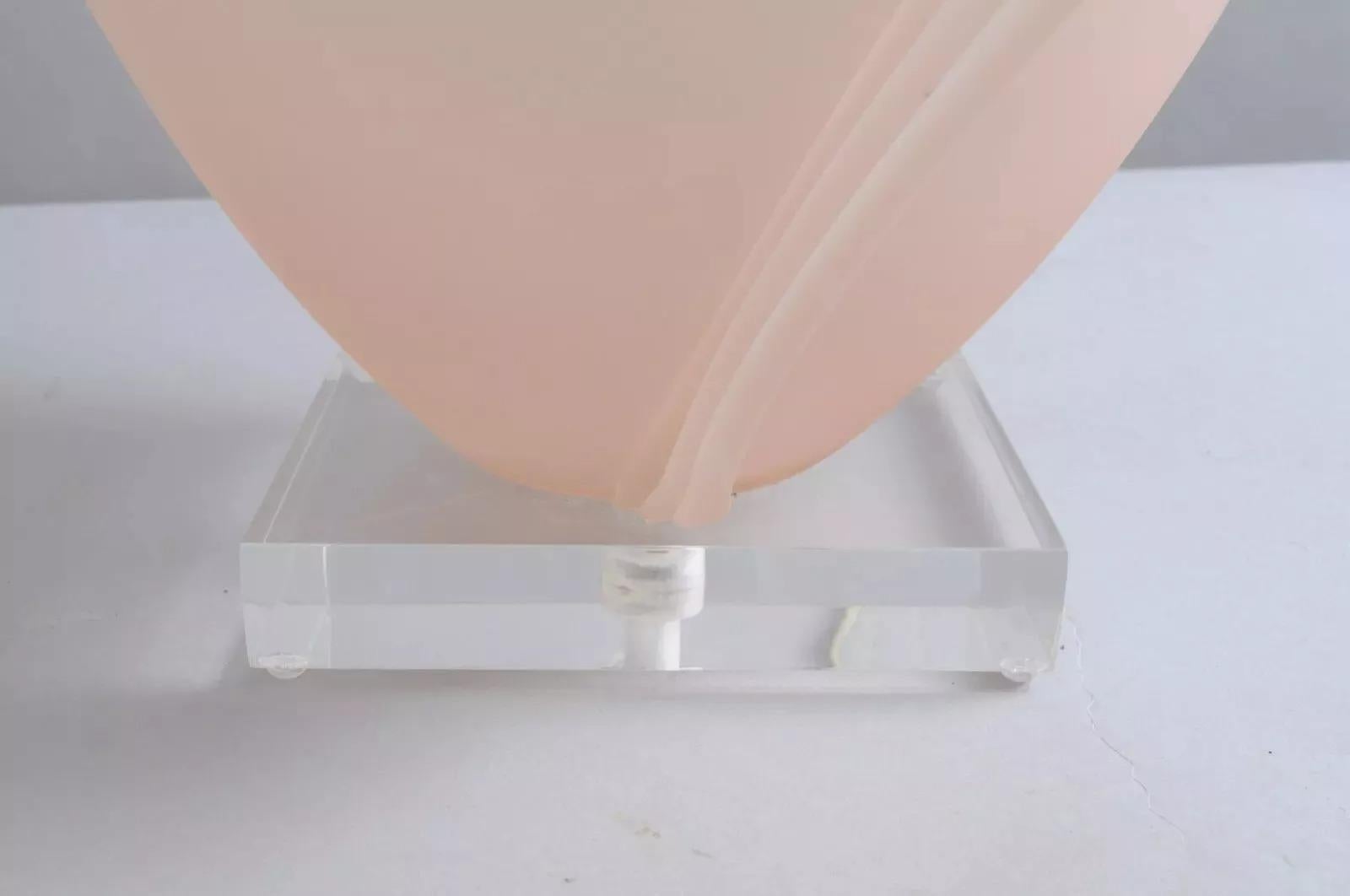 Verre Paire de lampes de bureau Hollywood Regency en verre dépoli rose avec base en lucite en vente