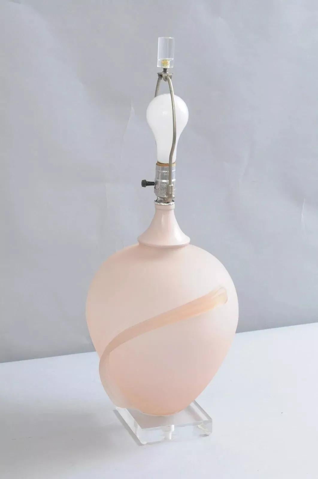 Paire de lampes de bureau Hollywood Regency en verre dépoli rose avec base en lucite en vente 1