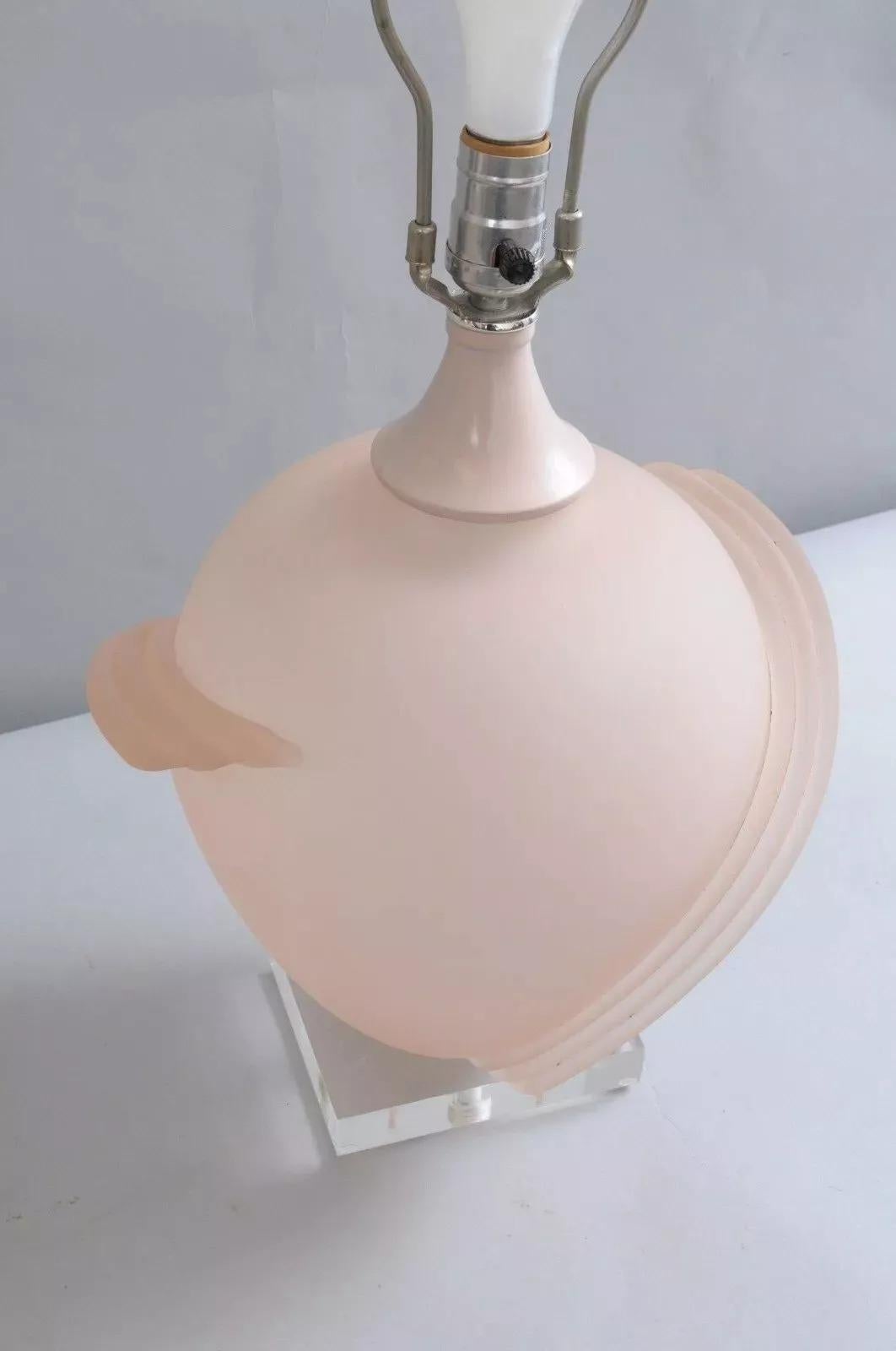 Paire de lampes de bureau Hollywood Regency en verre dépoli rose avec base en lucite en vente 2