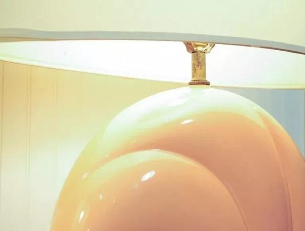 20th Century Hollywood Regency Pink Swirl Shell Form Ceramic Lucite Round Table Lamps - Pair For Sale