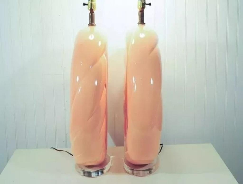 Hollywood Regency Pink Swirl Shell Form Ceramic Lucite Round Table Lamps - Pair For Sale 1
