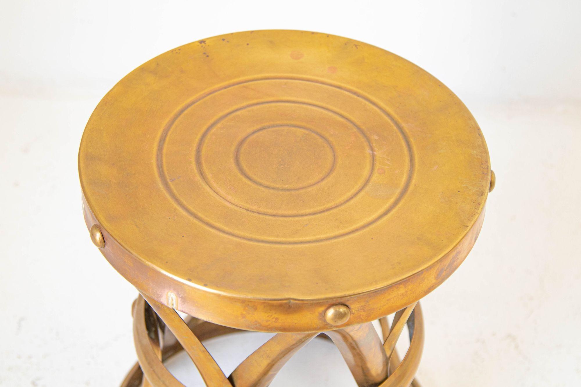 Taburete o mesa auxiliar de tambor de latón pulido Hollywood Regency, Mediados de siglo, 1950 Regencia de Hollywood en venta