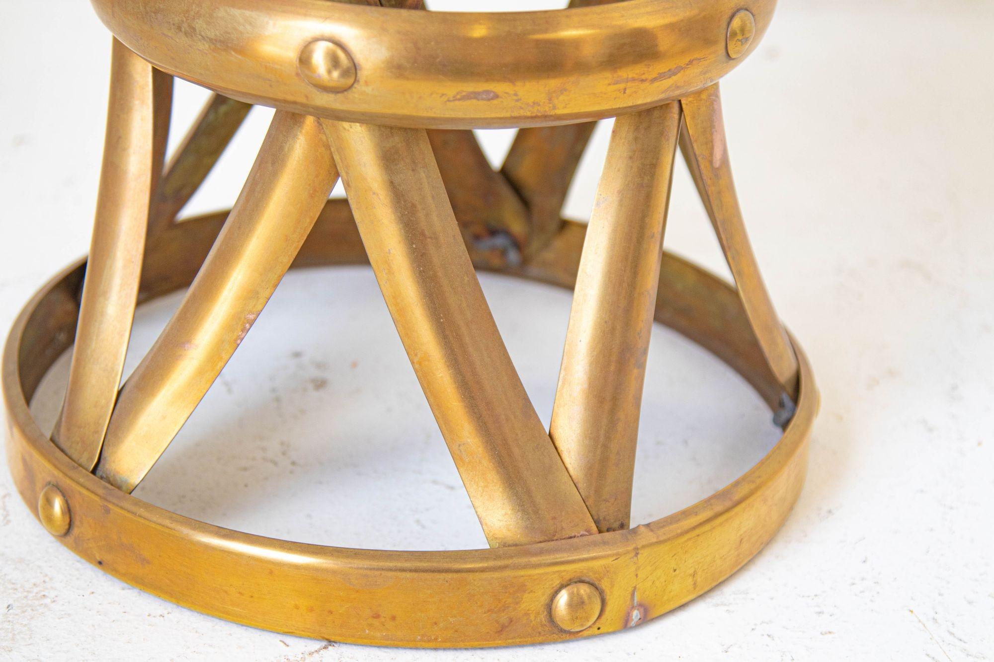 Taburete o mesa auxiliar de tambor de latón pulido Hollywood Regency, Mediados de siglo, 1950 siglo XX en venta