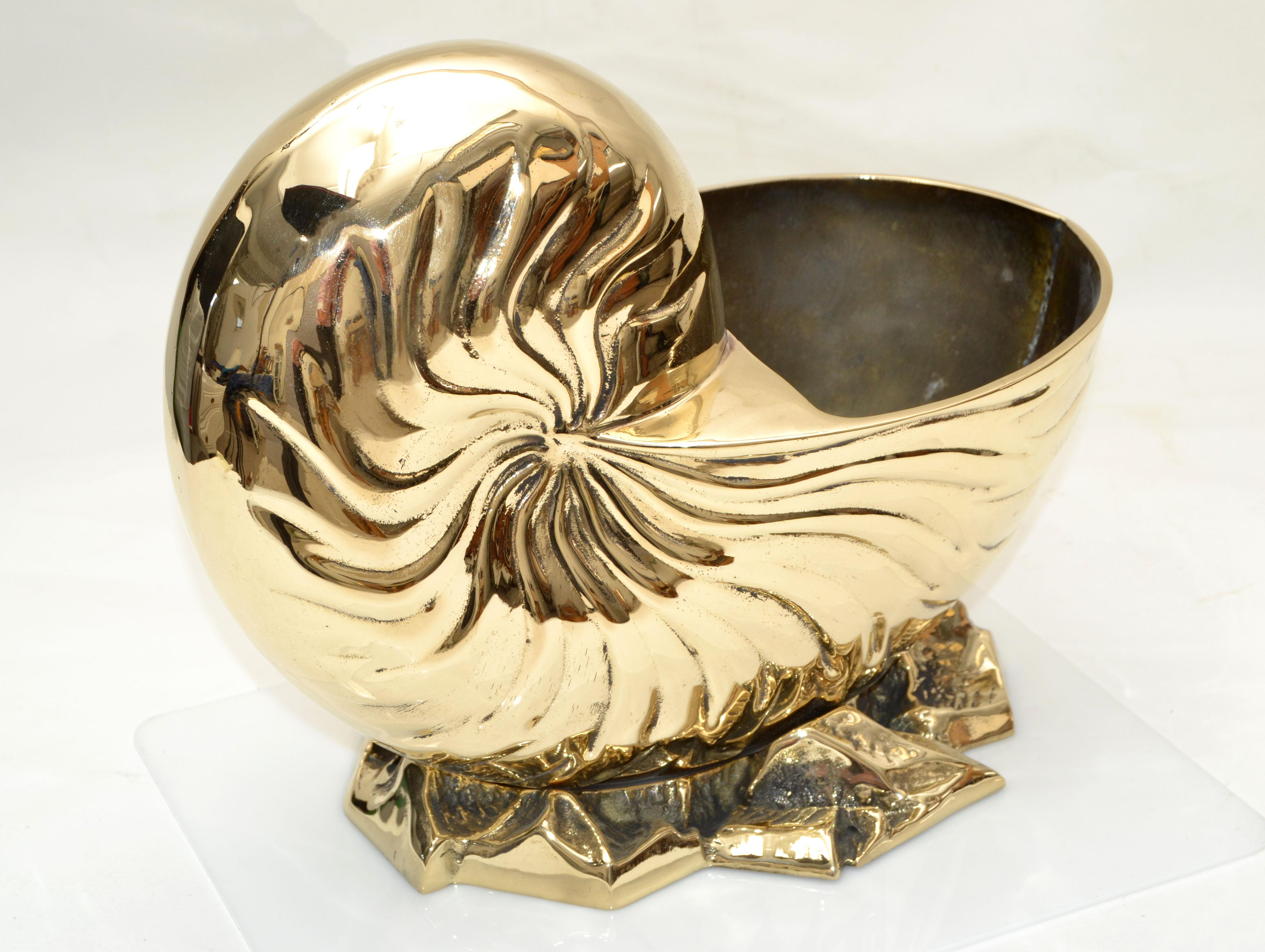 We offer a heavy Hollywood Regency nautical polished footed bronze planter shaped as seashell.
Can be used indoors and also in your Patio-Porch area.