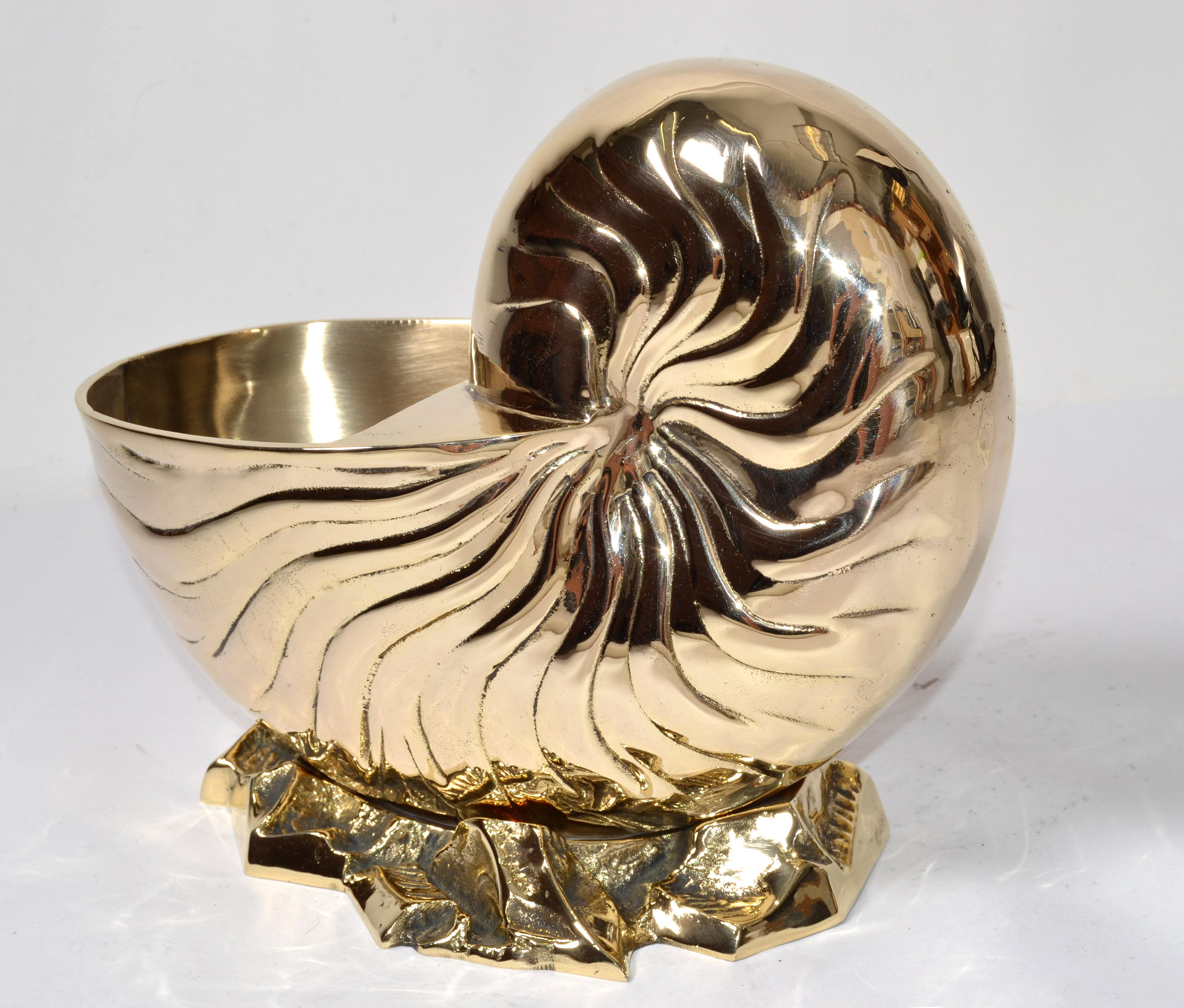 We offer a heavy Hollywood Regency nautical polished footed bronze planter shaped as a Nautilus Shell.
Can be used indoors and also in your Patio-Porch area.
In very good vintage condition, ready to use.