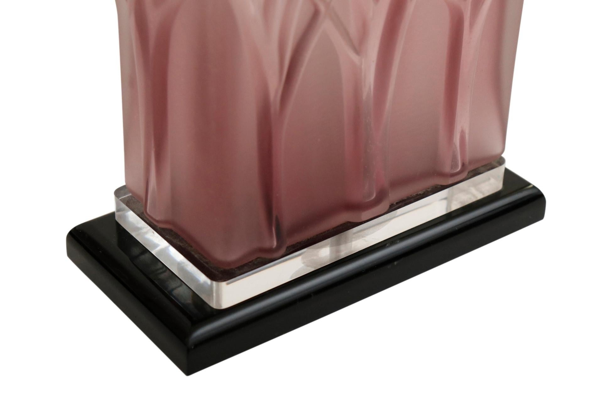 Paire de lampes de bureau en lucite violette de style Hollywood Regency en vente 4