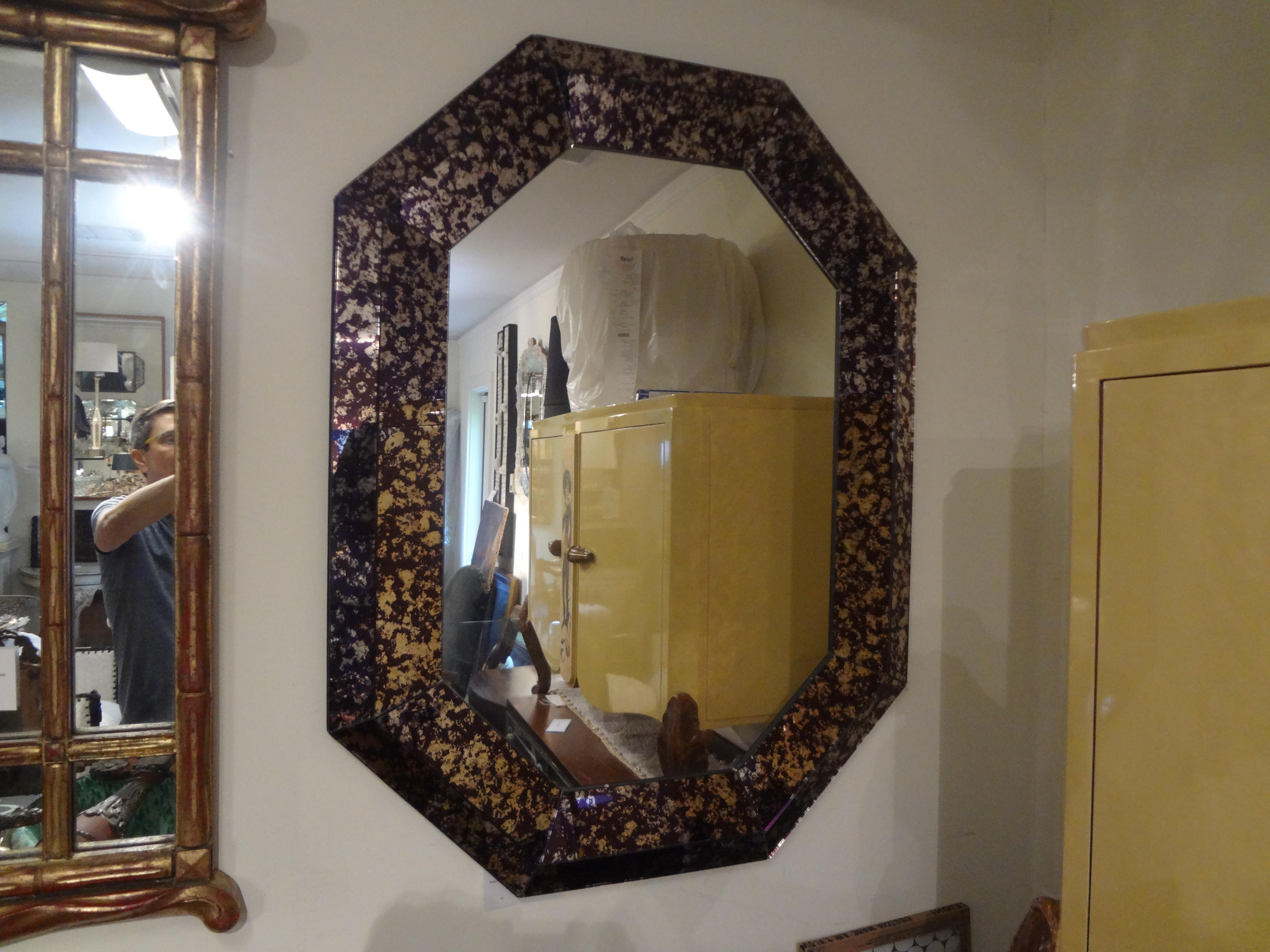 Atemberaubender und ungewöhnlicher lila achteckiger Hollywood Regency-Spiegel. Dieser schöne Spiegel aus der Mitte des Jahrhunderts hat ein lila und silbernes geometrisches Kissen, das einen zentralen Spiegel aus Silberblech umgibt. Kann senkrecht
