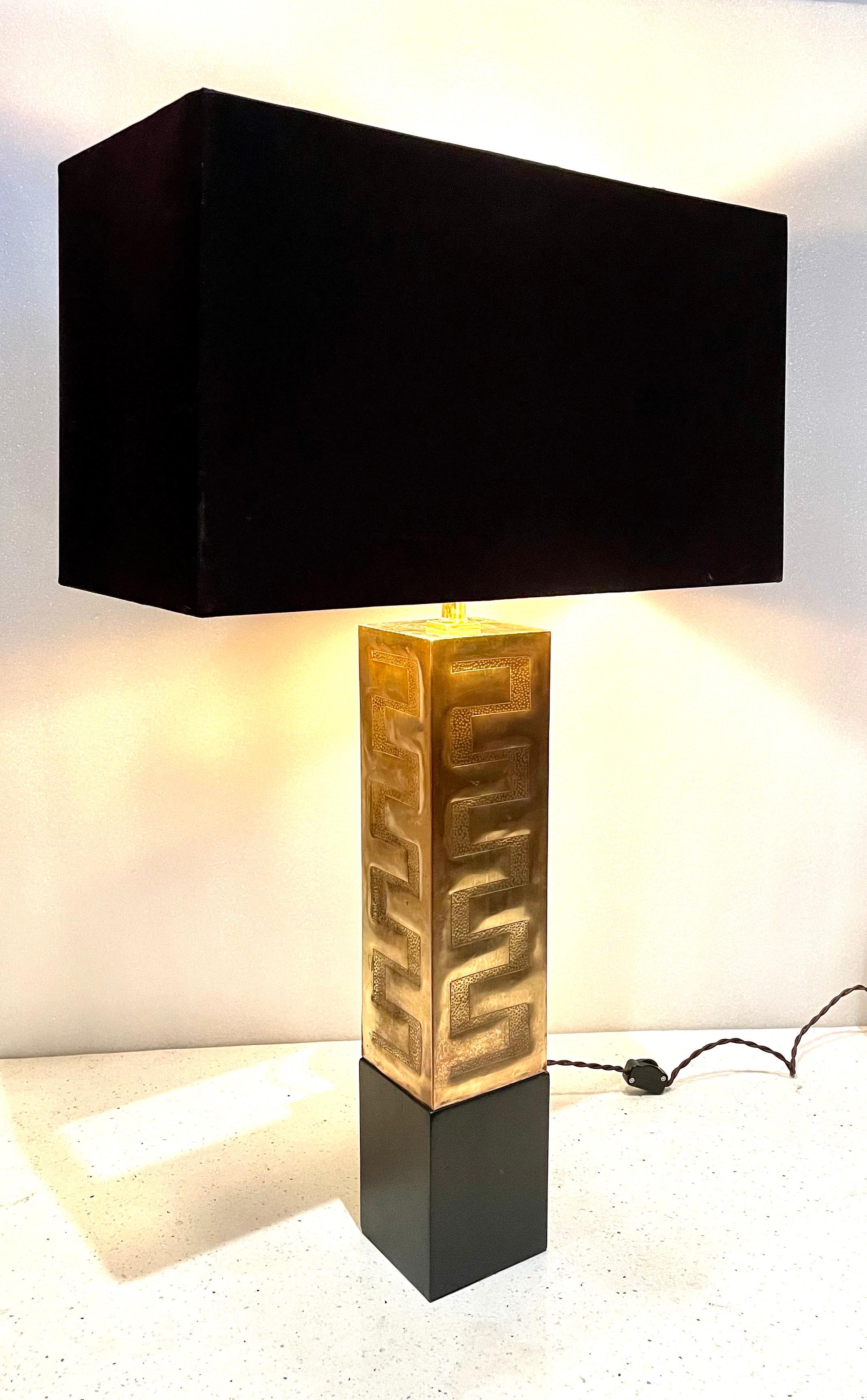 Américain Rare lampe de bureau Hollywood Regency en laiton et bois avec base en bois en vente