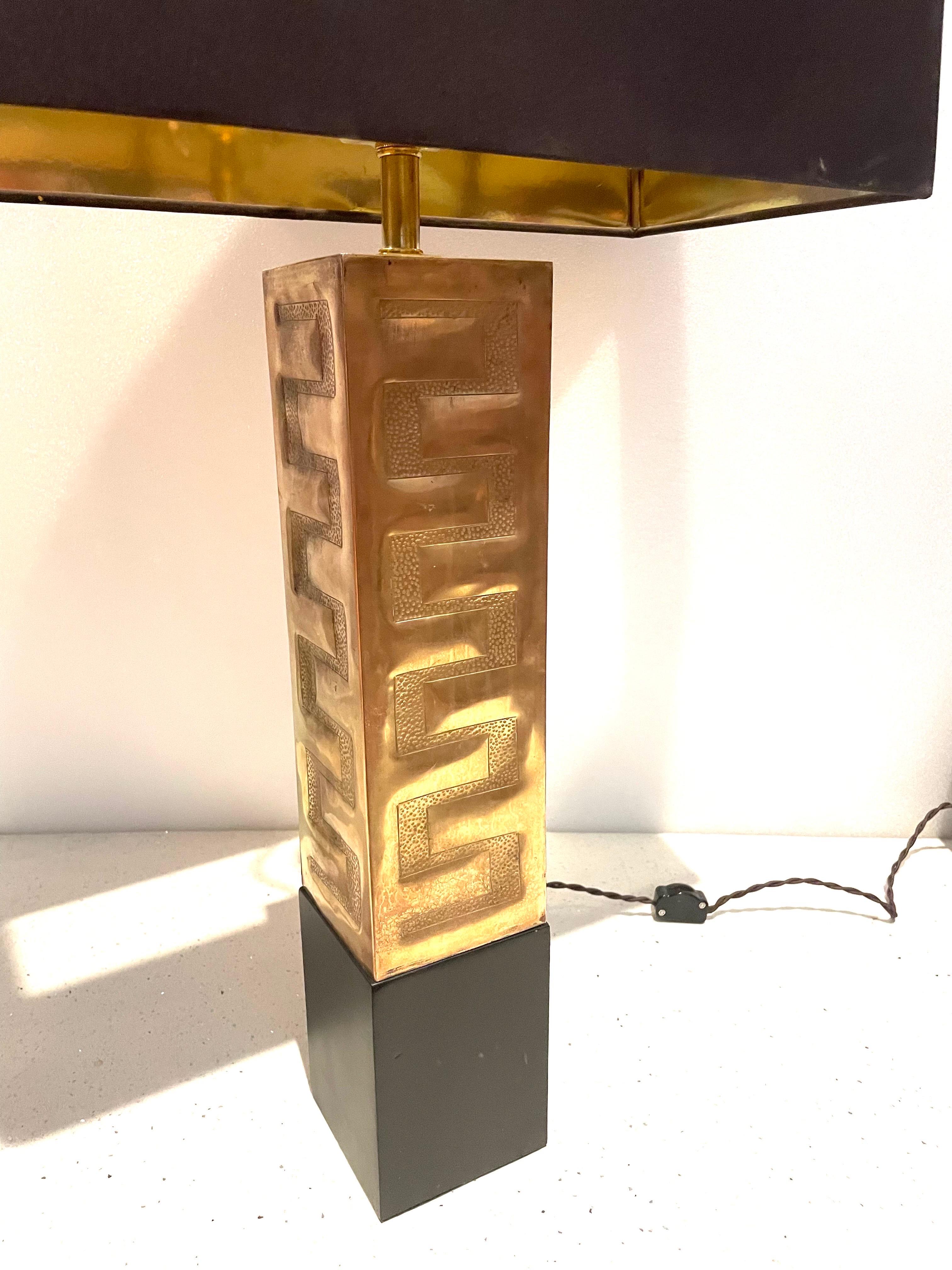 20ième siècle Rare lampe de bureau Hollywood Regency en laiton et bois avec base en bois en vente