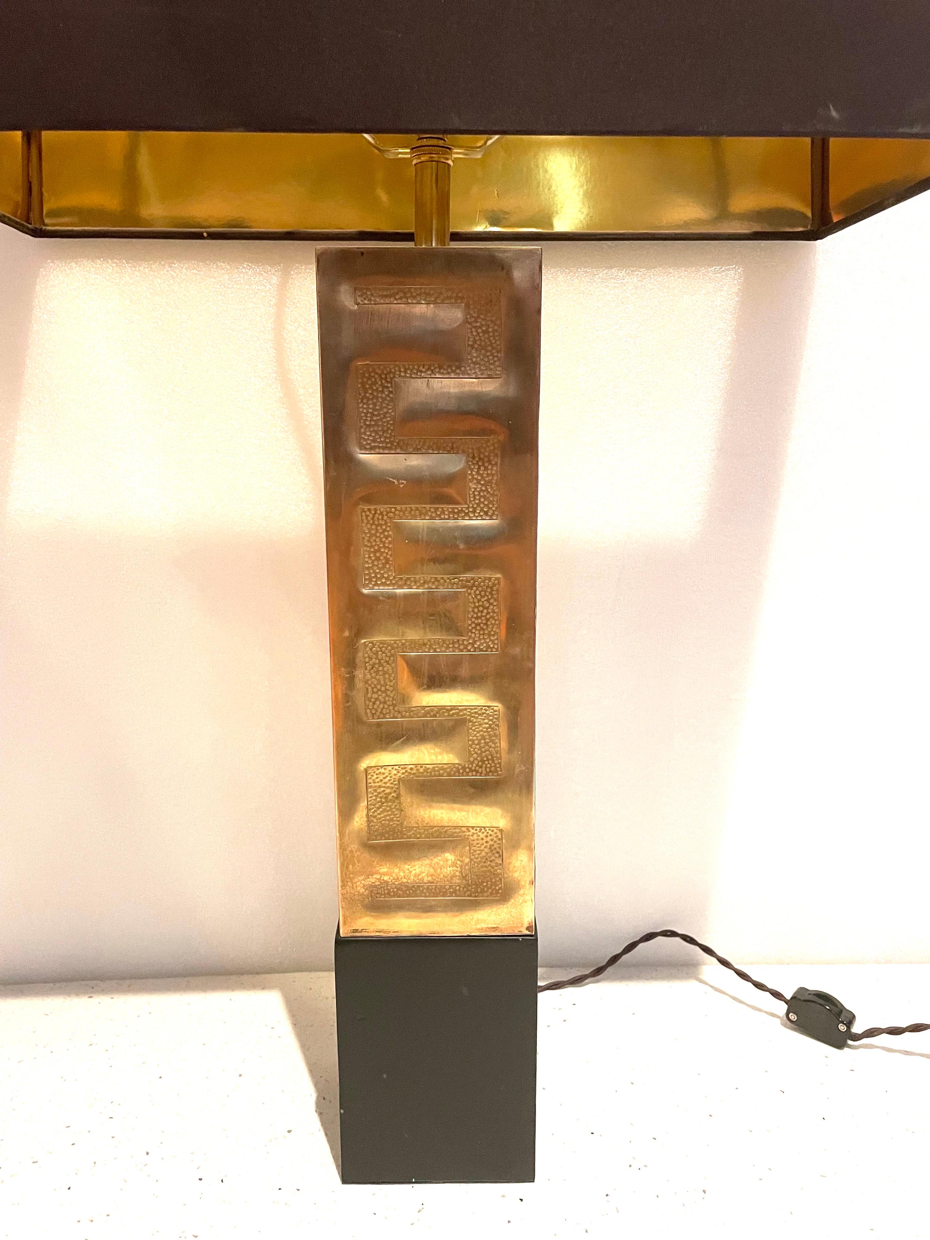 Laiton Rare lampe de bureau Hollywood Regency en laiton et bois avec base en bois en vente