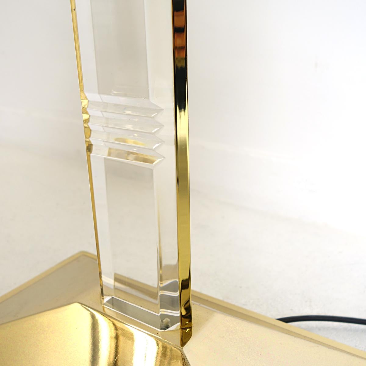 Lampada da terra Hollywood Regency Rare Uplighter in ottone e lucite In condizioni buone in vendita a Doornspijk, NL