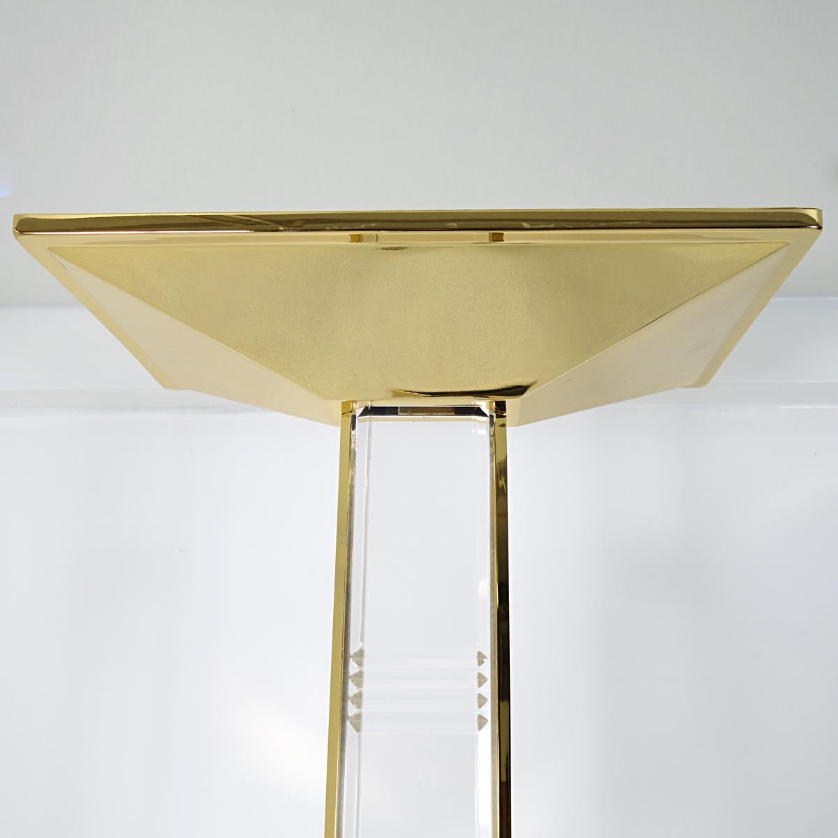 Ottone Lampada da terra Hollywood Regency Rare Uplighter in ottone e lucite in vendita