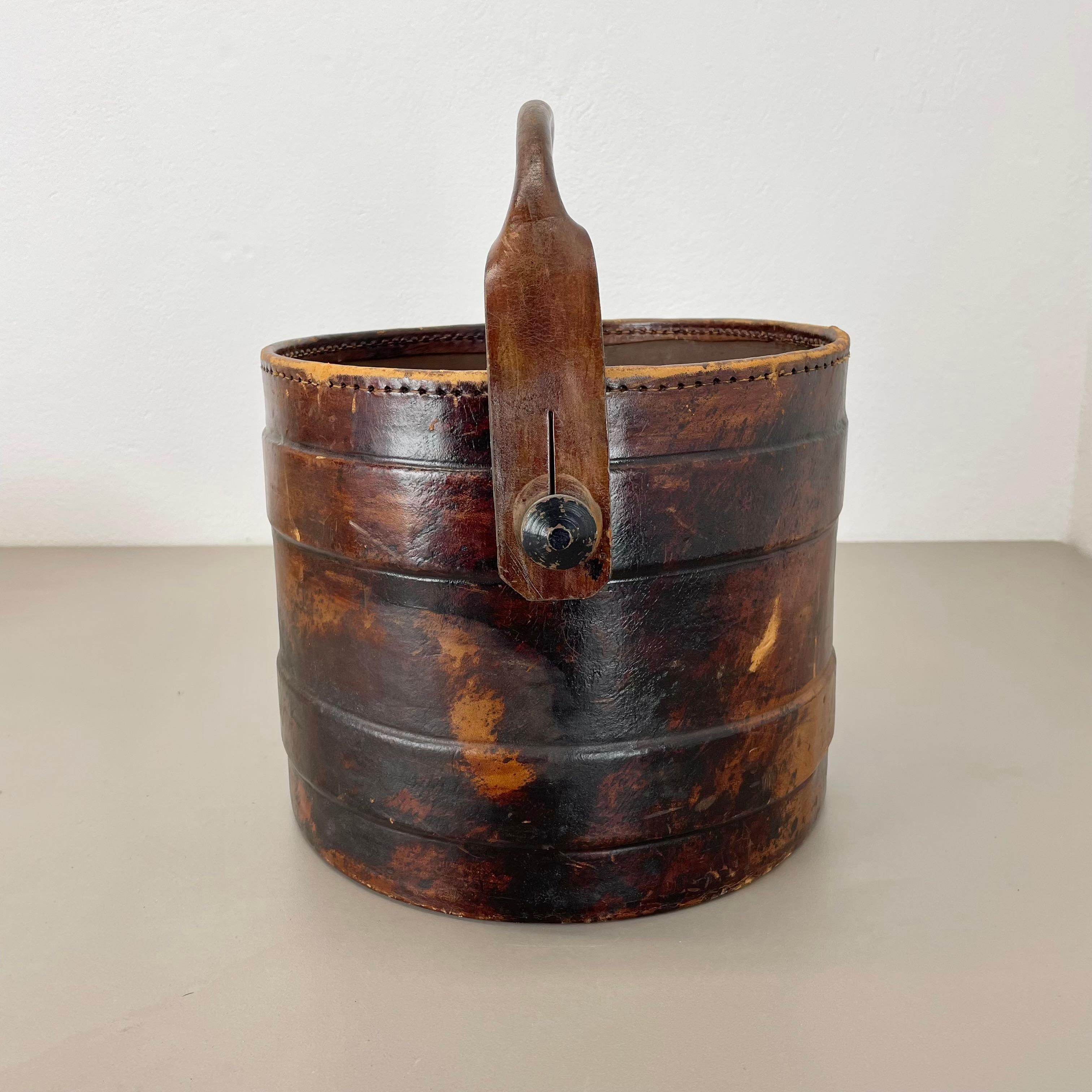Hollywood Regency Real Argentinian Leather Waste Paper Basket, Italy, 1970s In Fair Condition For Sale In Kirchlengern, DE