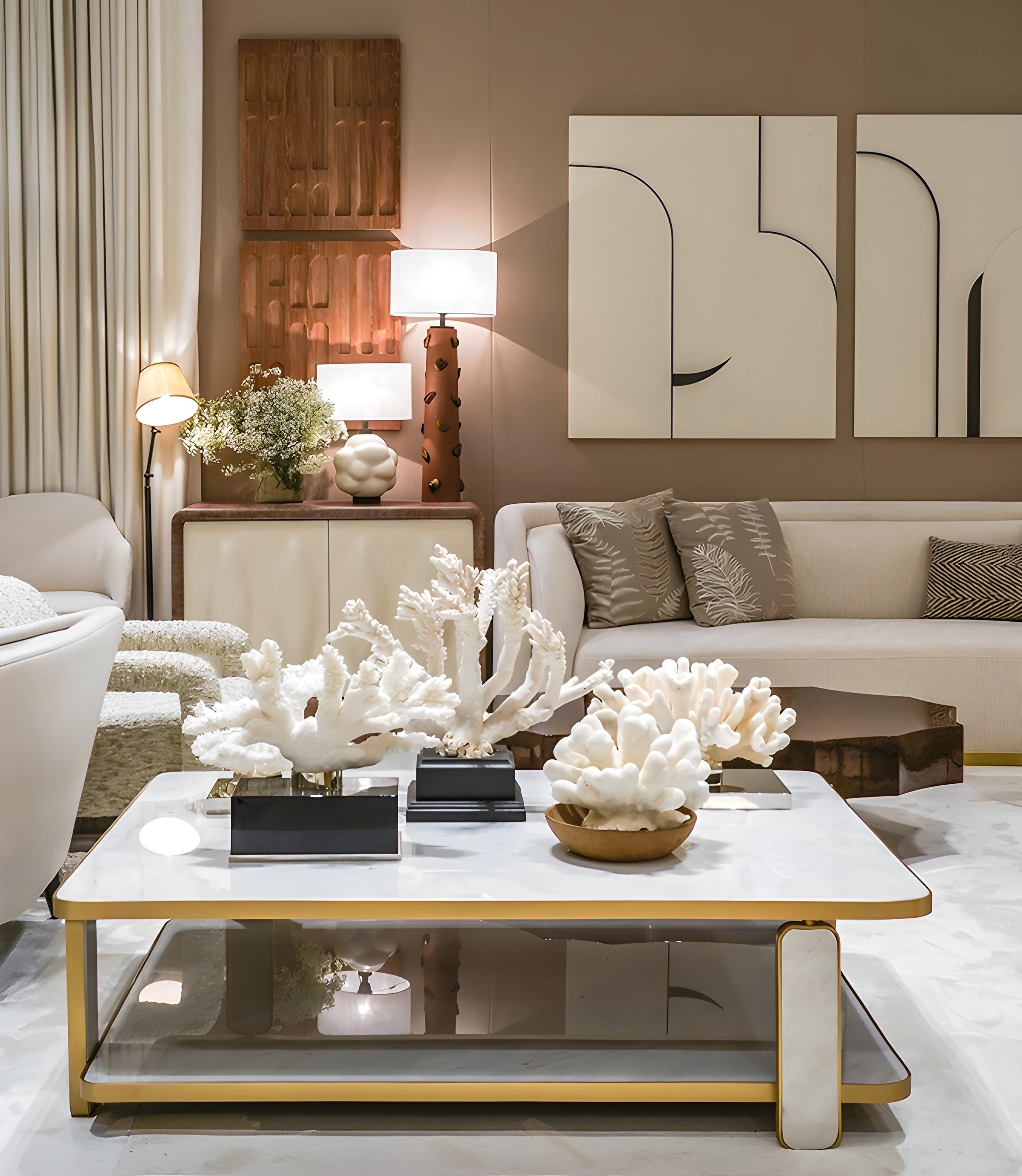 Cette exquise table basse rectangulaire est un mélange magistral de design moderne et de matériaux luxueux. La table est définie par une belle structure en laiton qui encadre élégamment ses deux niveaux distincts. Le plateau présente une surface