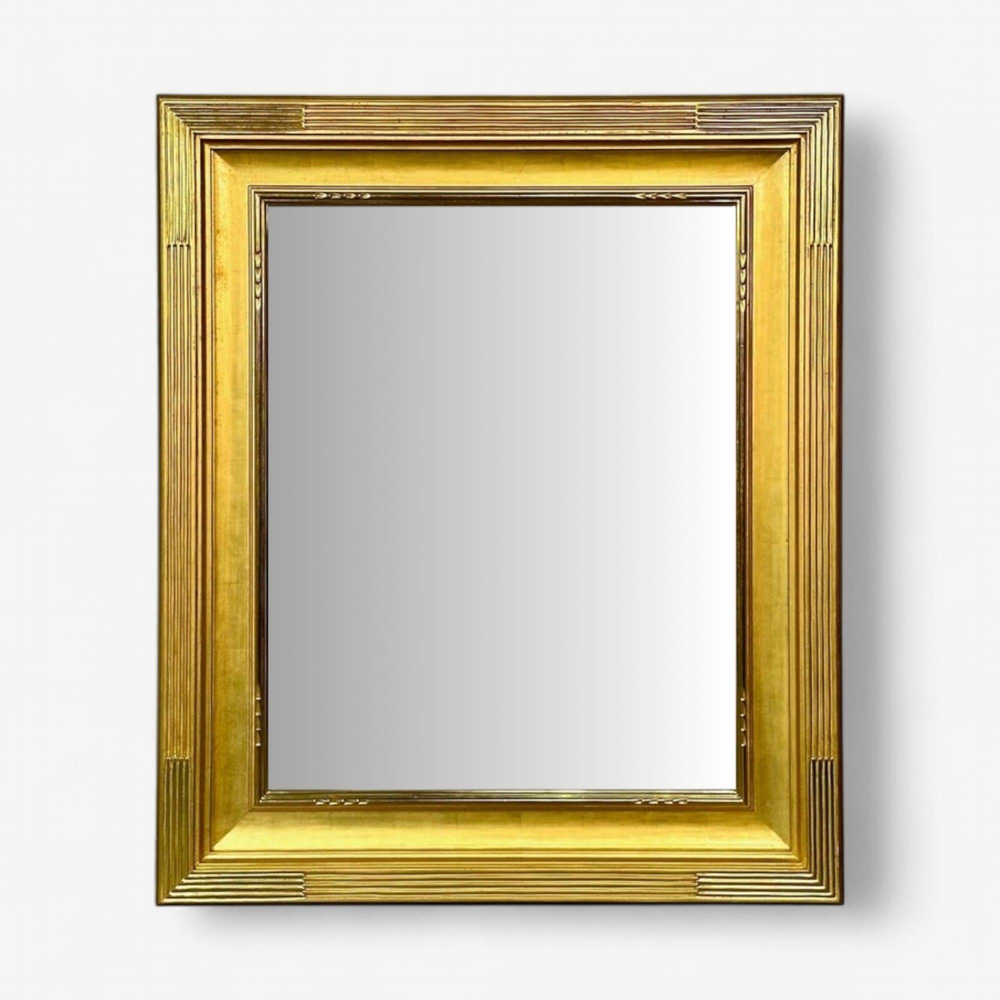 Hollywood Regency, Espejo Rectangular a Medida, Madera Dorada Tallada, Dorado al Agua, Espejo, EEUU, S. XXI

Un gran espejo rectangular hecho a medida al estilo de la Regencia de Hollywood con un marco de arcilla roja sobre dorado finamente
