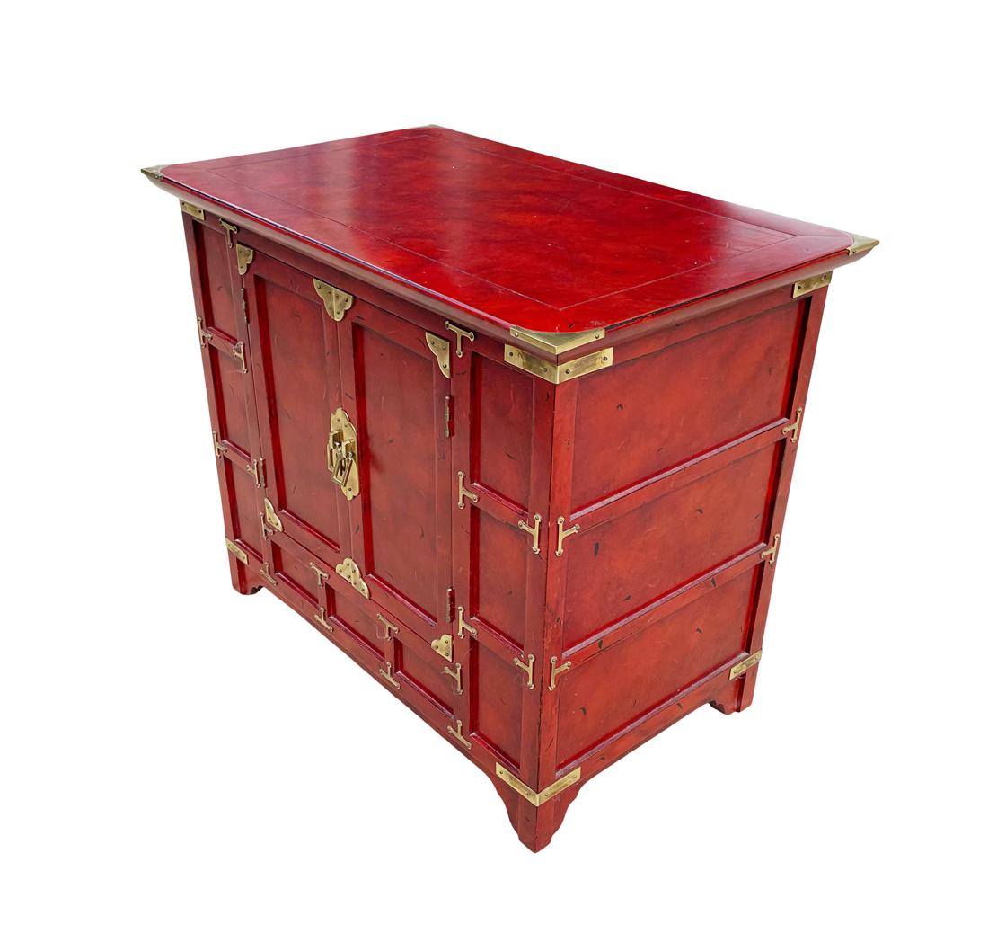 Chinoiseries Petit cabinet ou table d'appoint asiatique avec chinoiserie rouge en laiton de style Hollywood Regency en vente