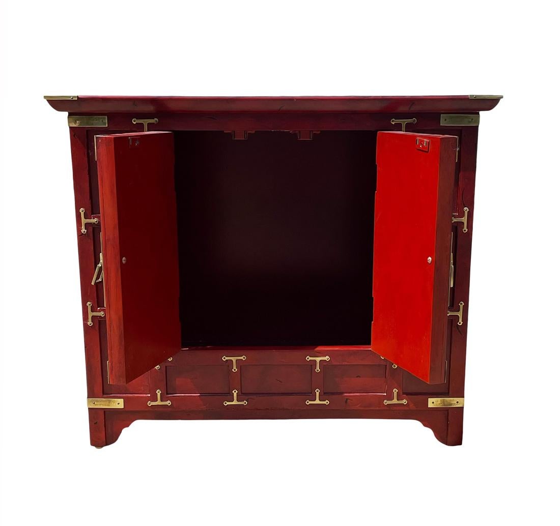 Américain Petit cabinet ou table d'appoint asiatique avec chinoiserie rouge en laiton de style Hollywood Regency en vente