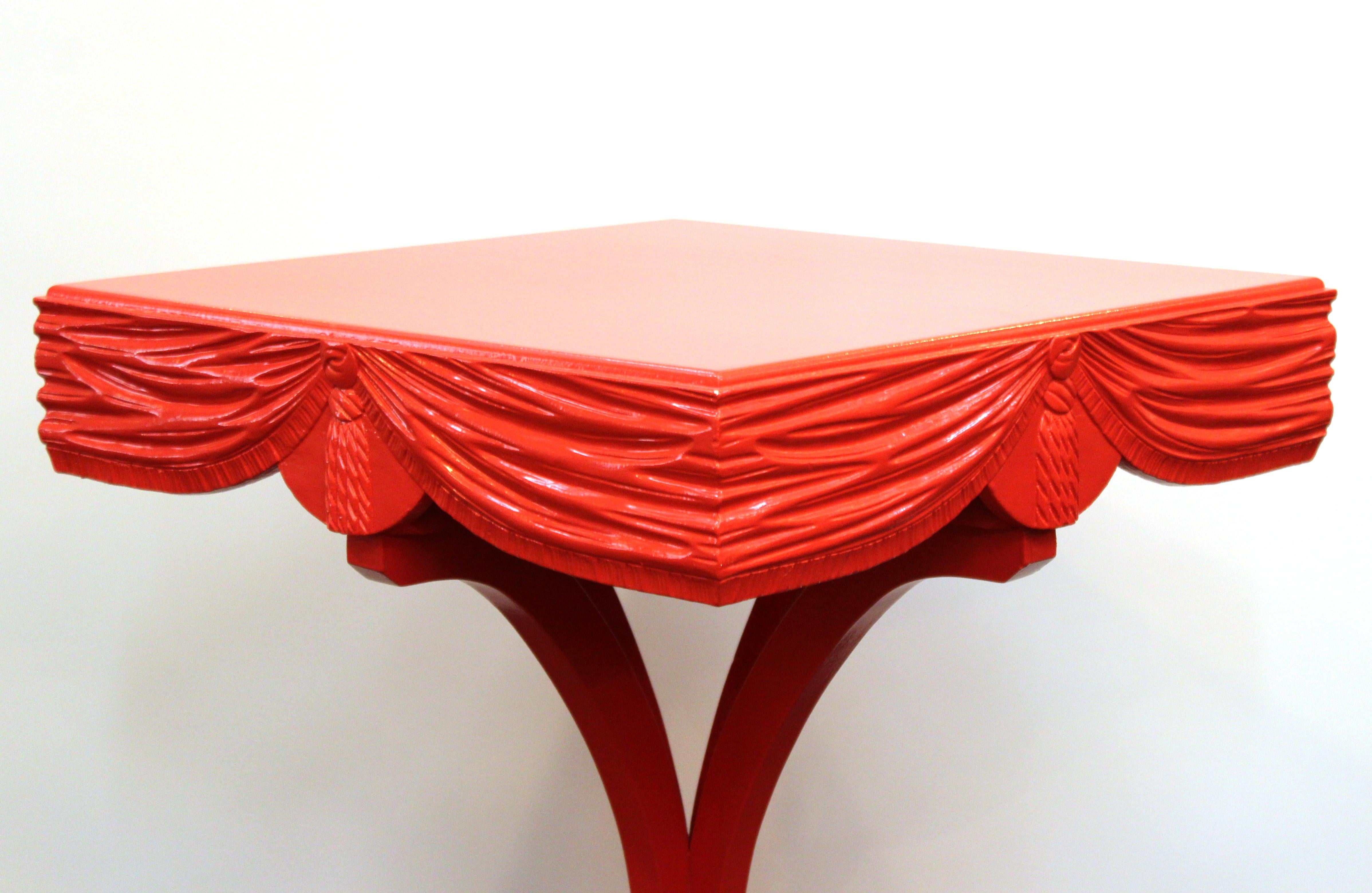 Hollywood Regency Red Side Tables with Sculpted Wood Drapery (20. Jahrhundert)