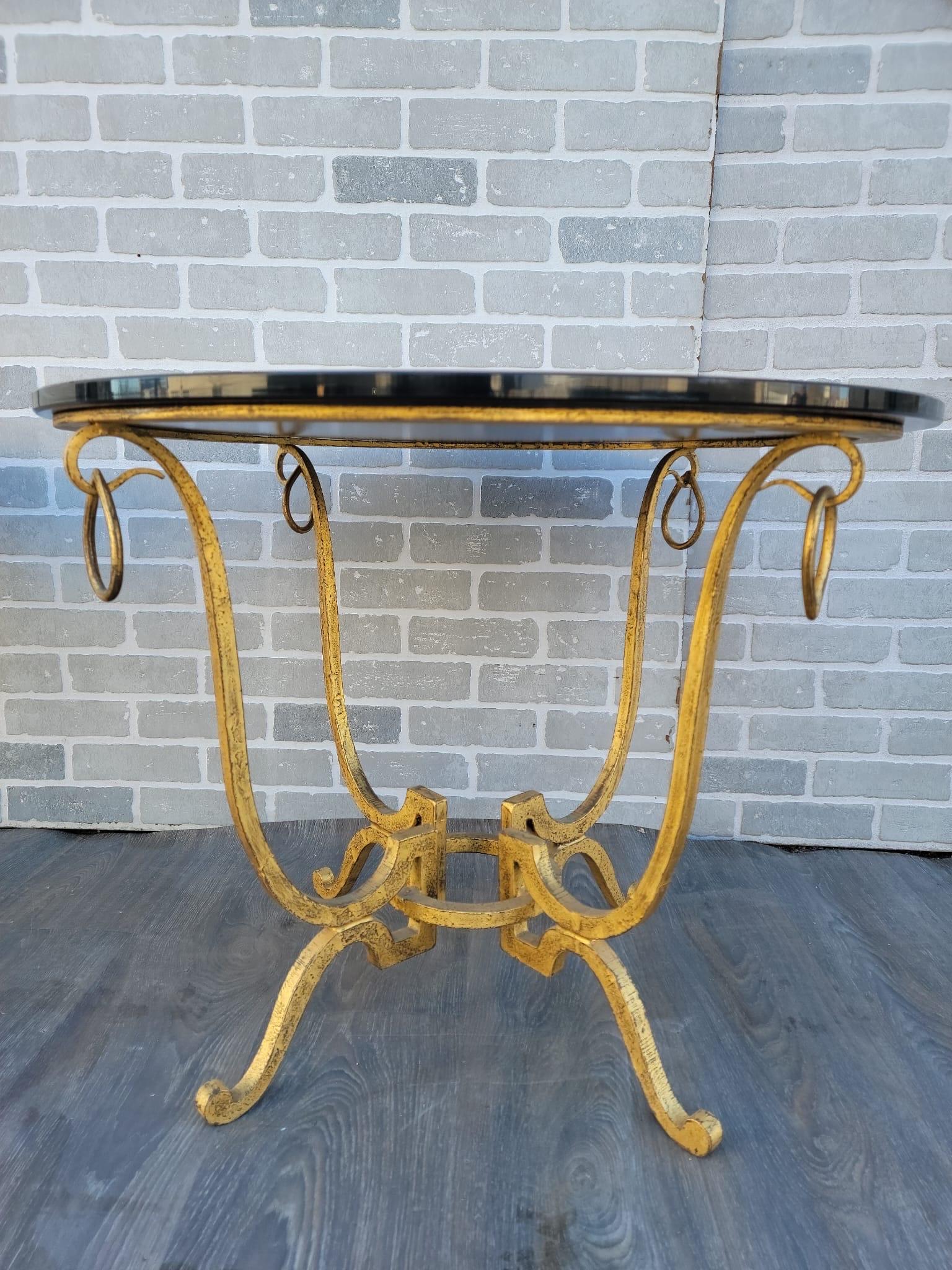 Hollywood Regency Rene Drouet Stil vergoldetes Eisen Tisch mit Spiegel Glasplatte- Paar im Zustand „Gut“ im Angebot in Chicago, IL