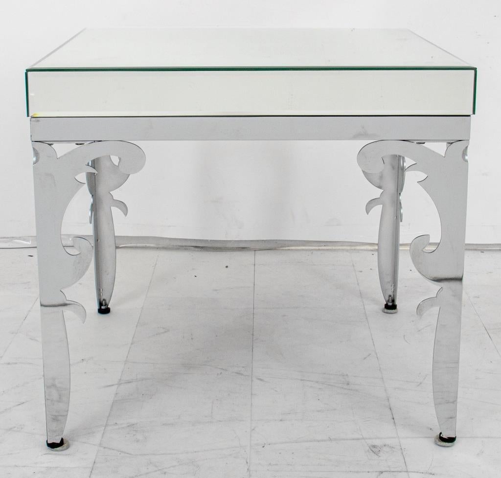 20ième siècle Table d'extrémité en chrome et verre de style Hollywood Regency en vente
