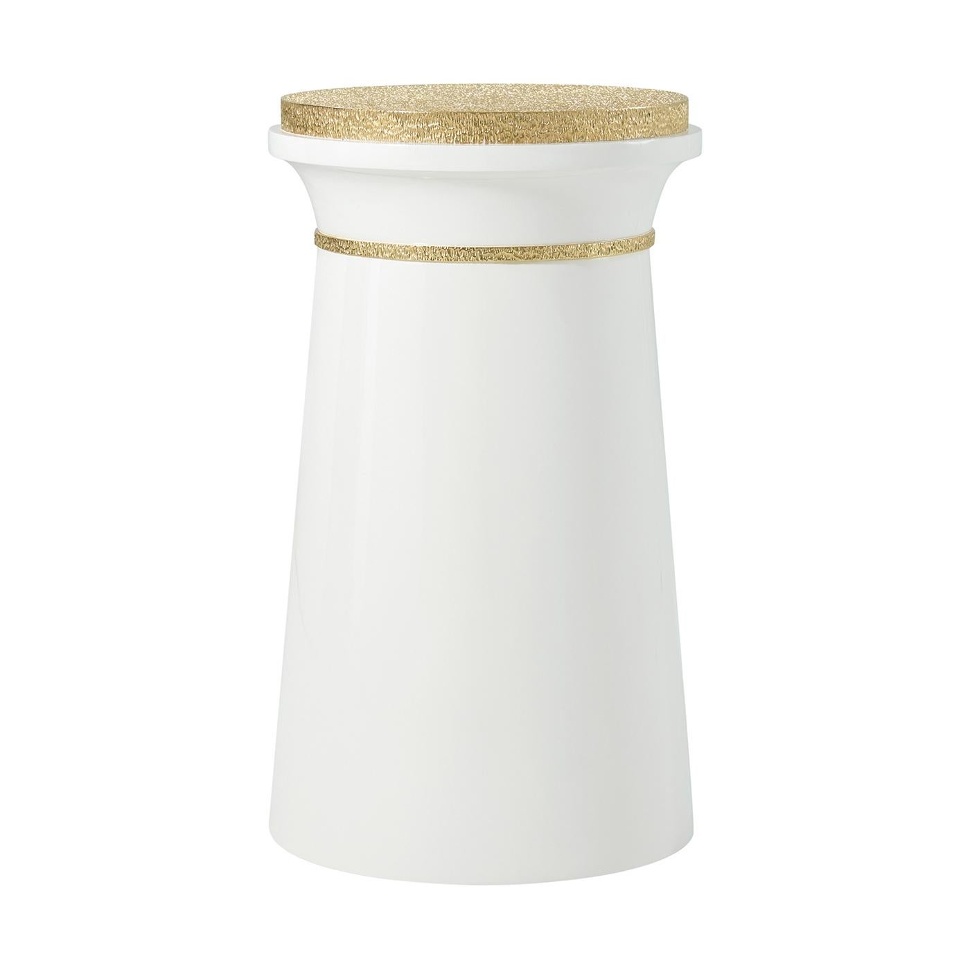 Hollywood Regency Round Accent Table In New Condition For Sale In Westwood, NJ