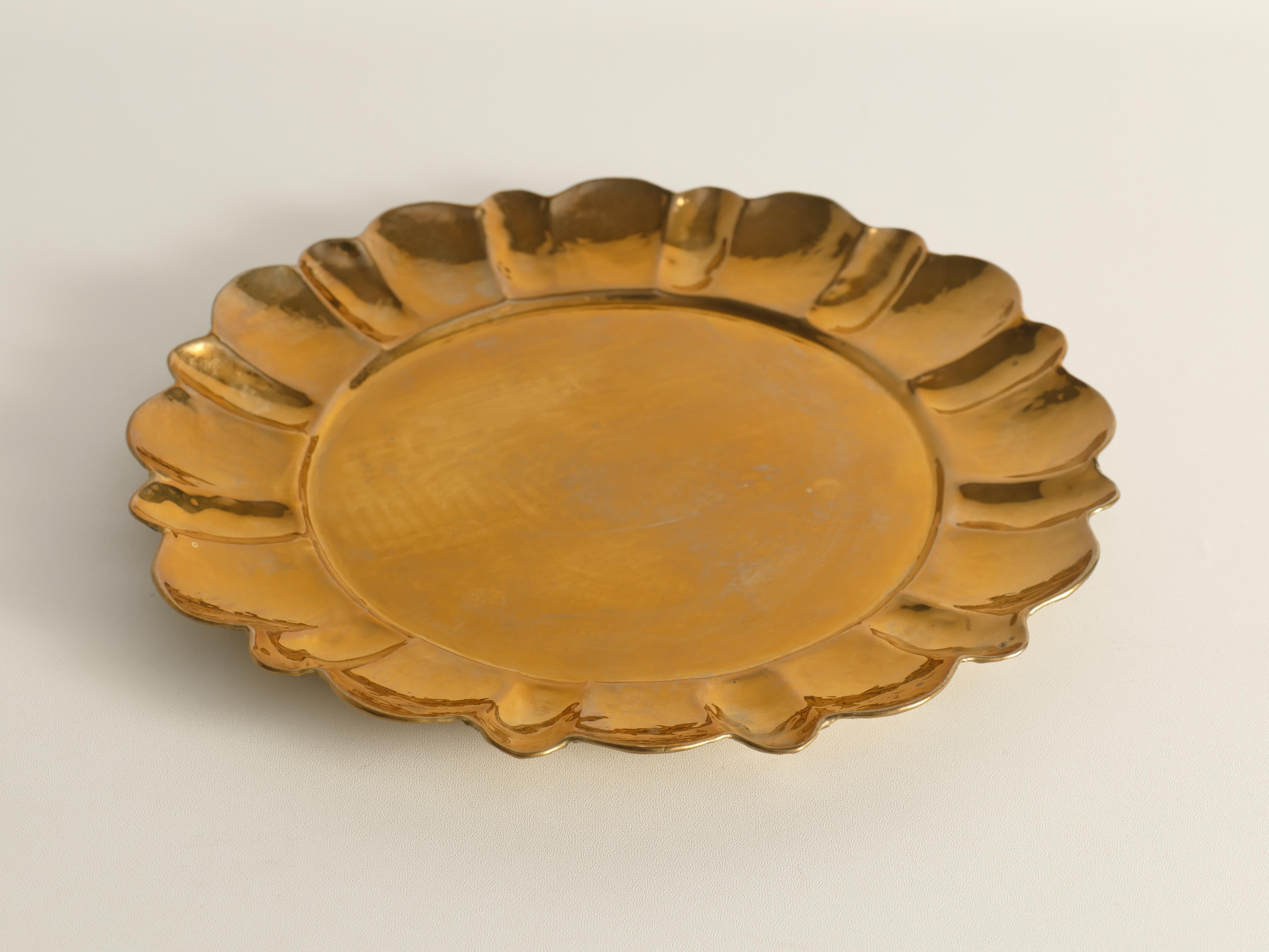 Meisterhaft gefertigtes rundes Hollywood Regency / Swedish Grace Tablett aus Messing von der Firma Lars Holmström, Schweden. Das Tablett hat eine runde Form mit einem anmutig konturierten, handgehämmerten Rand. Manuelle Bedienung und